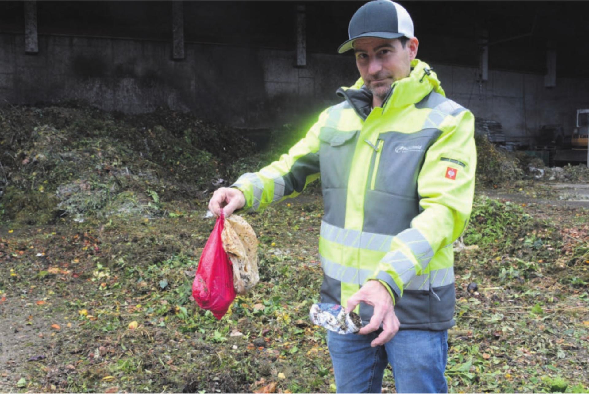 Während des Rundgangs greift Fabian Wurz schnell ins ausgebreitete Grüngut und holt einiges an Restmüll heraus. «Mit der Zeit entwickelt man einen Blick dafür», sagt der Geschäftsführer. Bild: Chregi Hansen - Das Bild wird blockiert. – Möglicherweise durch einen aktiven Adblocker.