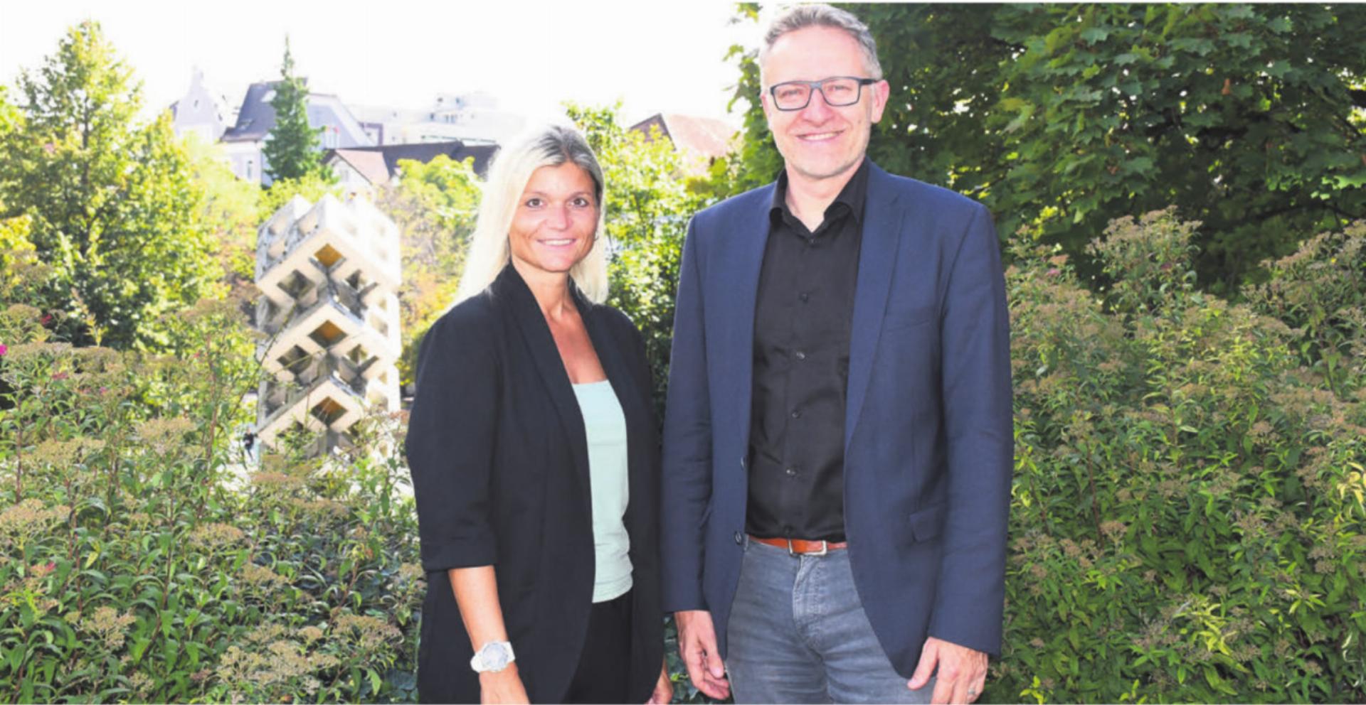 Freundliches Gesicht zur schwierigen Ausgangslage: Finanzministerin Denise Strasser und Gemeindeammann Arsène Perroud präsentieren ein ausgeglichenes Budget mit der längst bekannten Steuerfusserhöhung.
Bild: Daniel Marti - Das Bild wird blockiert. – Möglicherweise durch einen aktiven Adblocker.
