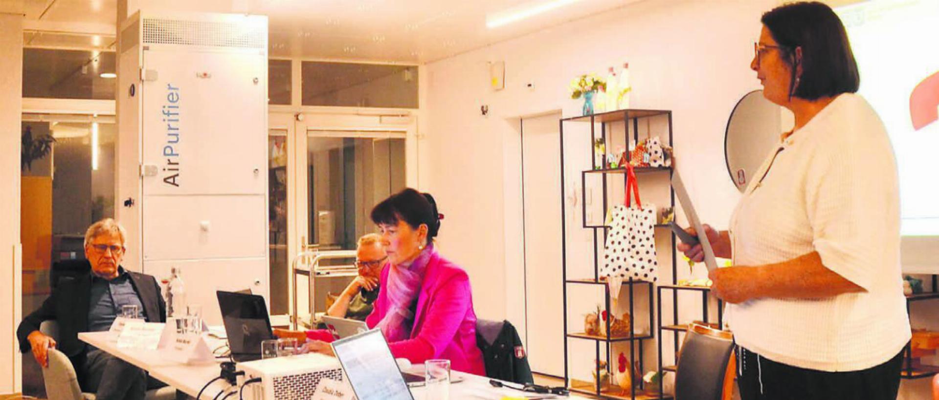 KESD-Präsidentin Claudia Dober (rechts) und Vize Daniel Räber (links) vermochten die Abgeordneten vom Bedarf einer Stellenerhöhung zu überzeugen. Bilder: Thomas Stöckli