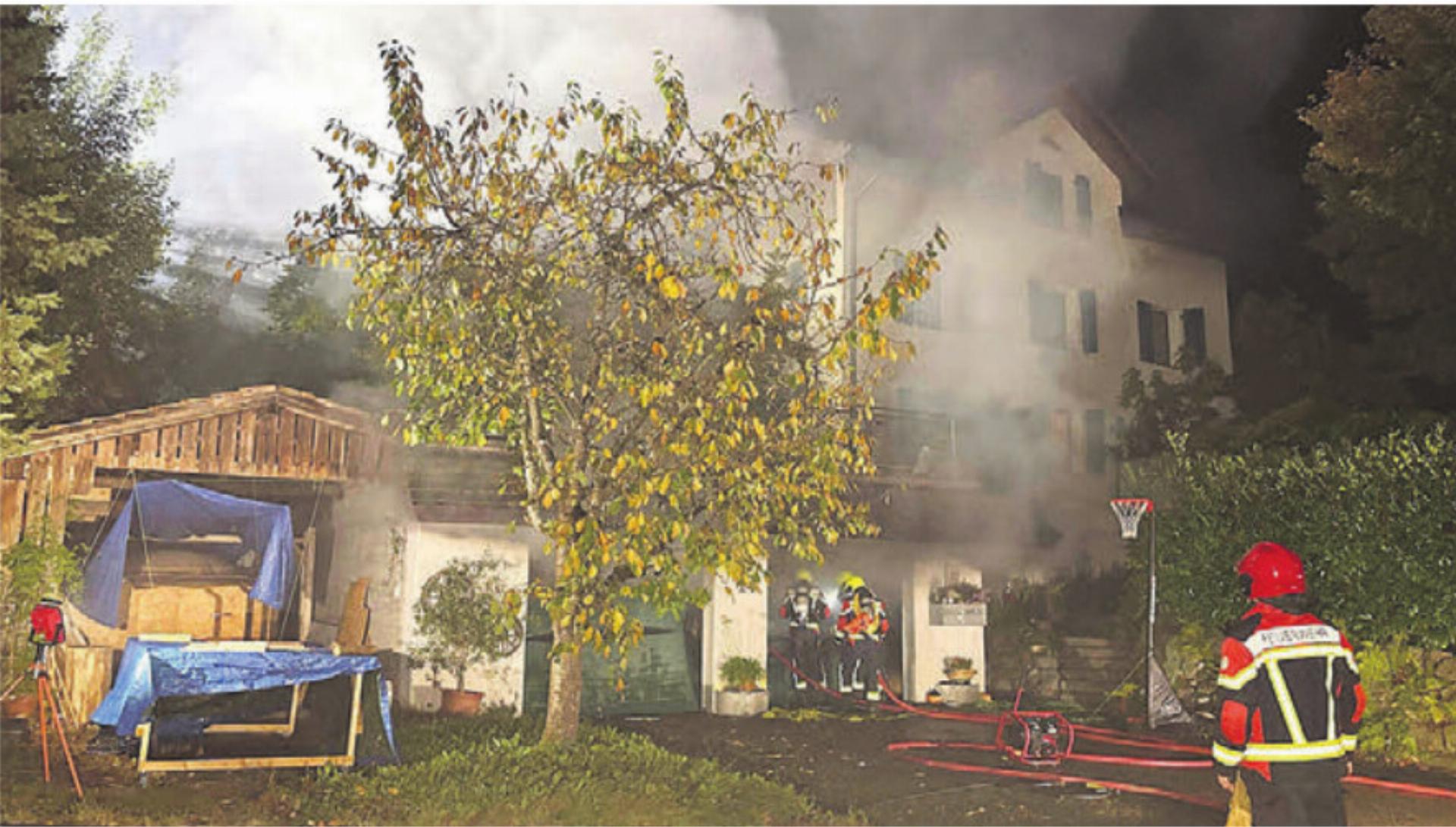 Der Brand in der Garage löste eine starke Rauchentwicklung aus. Die Feuerwehr brachte den Brand rasch unter Kontrolle. Bild: pz - Das Bild wird blockiert. – Möglicherweise durch einen aktiven Adblocker.