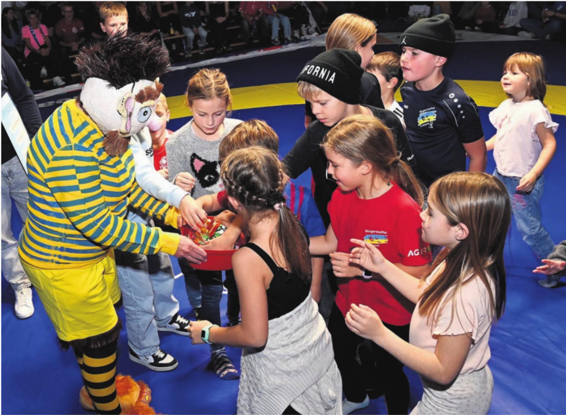 Chnorrlimorrli und die Kinder in der Halbzeit des NLA-Halbfinals. Fotos: Alexander Wagner - Das Bild wird blockiert. – Möglicherweise durch einen aktiven Adblocker.