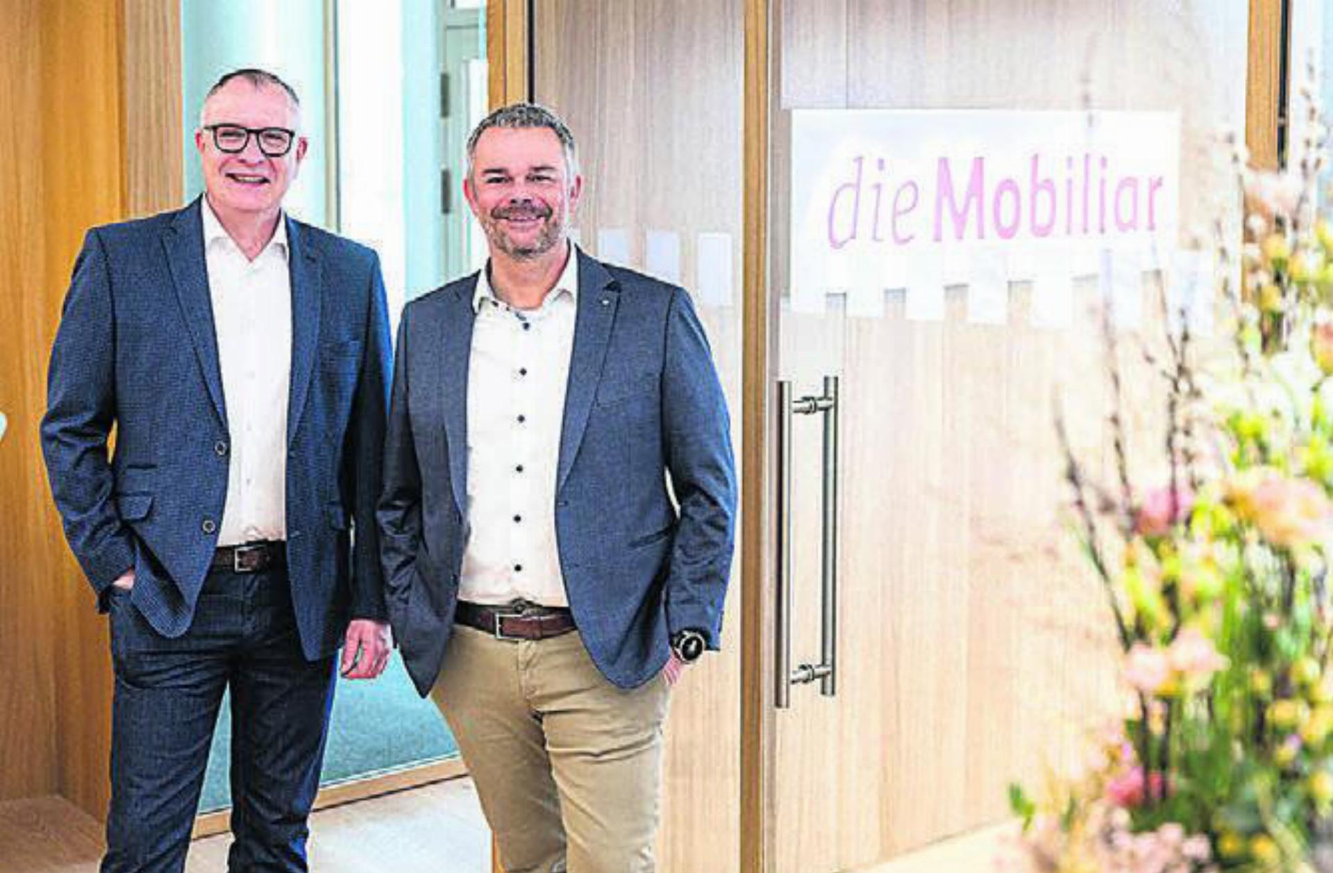 Generalagent Rolf Thumm und Verkaufsleiter Stephan Köpfli freuen sich, die Kundinnen und Kunden am neuen Standort willkommen zu heissen. Bilder: zg