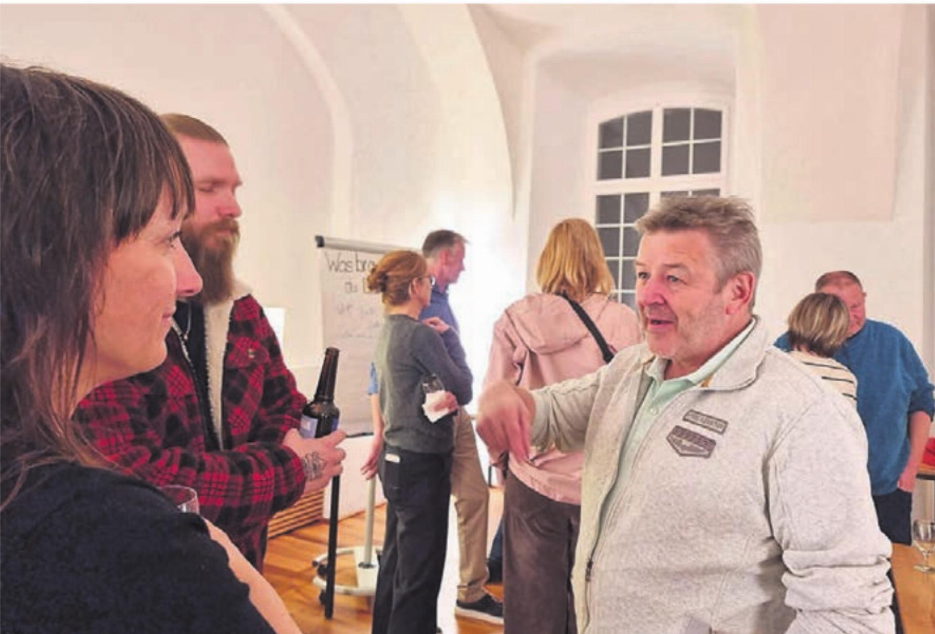 Für einmal kamen sie in «zivil» und damit gut getarnt, die Schnitzelbänkler, Sponsoren und Newcomer. Doch die Gespräche wurden rege geführt und genutzt, wie hier mit Jörg Weiss (rechts) vom Sponsorenteam. Bild: zg - Das Bild wird blockiert. – Möglicherweise durch einen aktiven Adblocker.