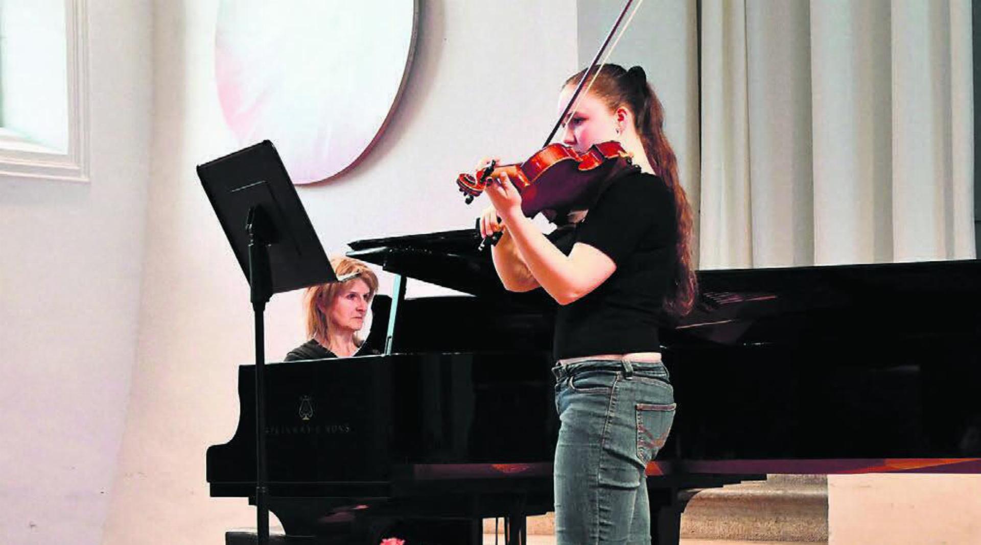 Konzentriert und dennoch mit einer Leichtigkeit spielte Caitlin Andermatt ihren Vortrag mit der Viola, zusammen mit ihrer Klavierbegleitung Katharina Burg. Bilder: Verena Anna Wigger