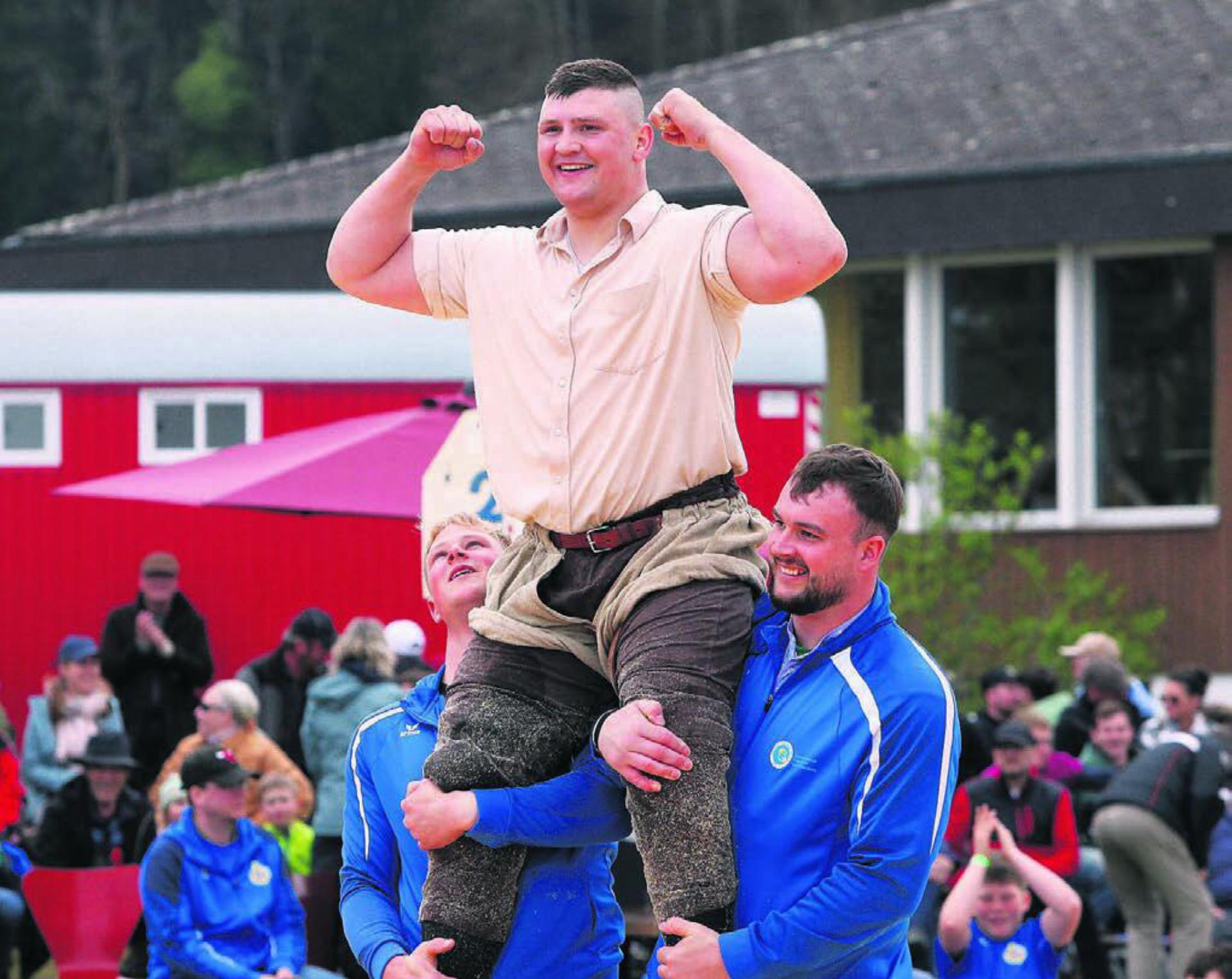 Nick Alpiger gewinnt zum dritten Mal am Guggibad-Schwinget. Bild: Josip Lasic