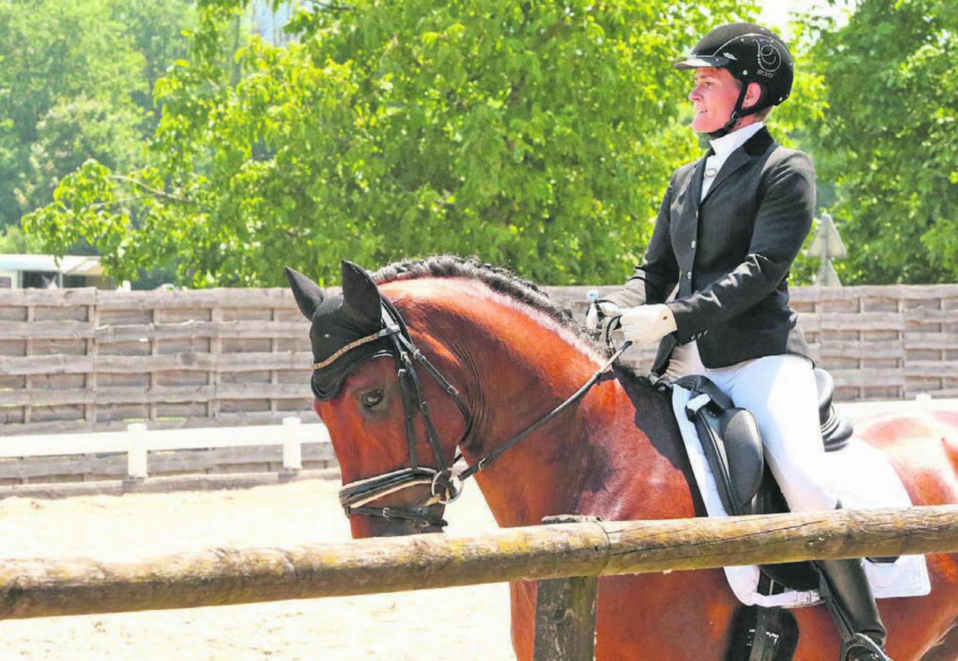 Julia Remensberger aus Zürich holte auf «Acapulco Ducal» den 4. Rang bei der 9. Prüfung. Bilder: Josip Lasic (2), Karin Omran