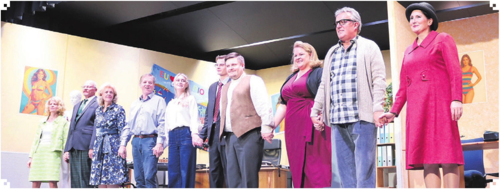 Die Schauspielerinnen und Schauspieler lassen sich feiern. Die Premiere war ein voller Erfolg. Bilder: ci - Das Bild wird blockiert. – Möglicherweise durch einen aktiven Adblocker.