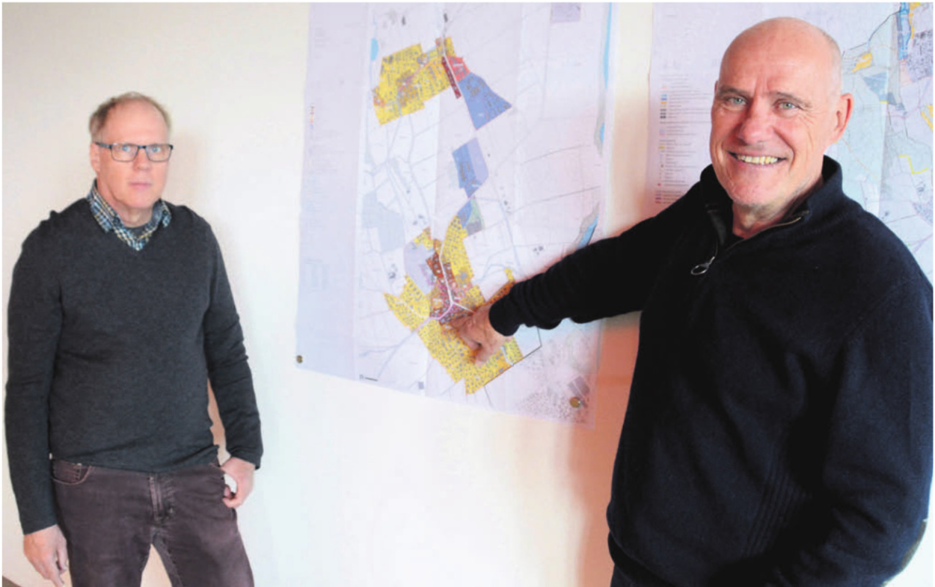 Das Zentrum aufwerten, das ist ein Ziel der laufenden Gesamtrevision Nutzungsplanung. Ammann Norbert Ender (rechts) und Planer Paul Keller sind überzeugt, dass die vorgelegten Pläne eine gute Basis dafür legen. Bild: Chregi Hansen - Das Bild wird blockiert. – Möglicherweise durch einen aktiven Adblocker.