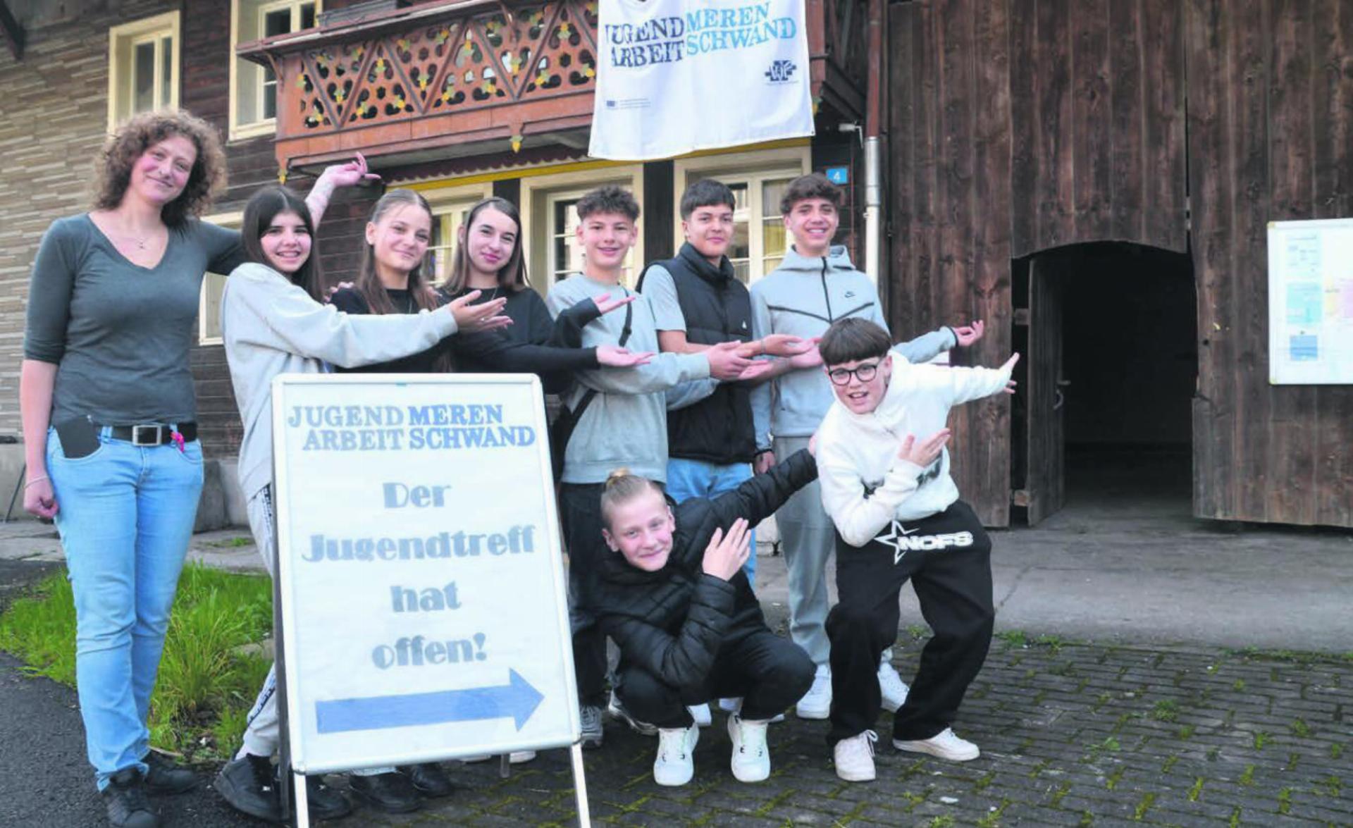 Jeweils am Mittwoch und am Freitag empfängt Jugendarbeiterin Ines Hürst (links) die Dorfjugend von Merenschwand im Engelhof. Bild: Thomas Stöckli