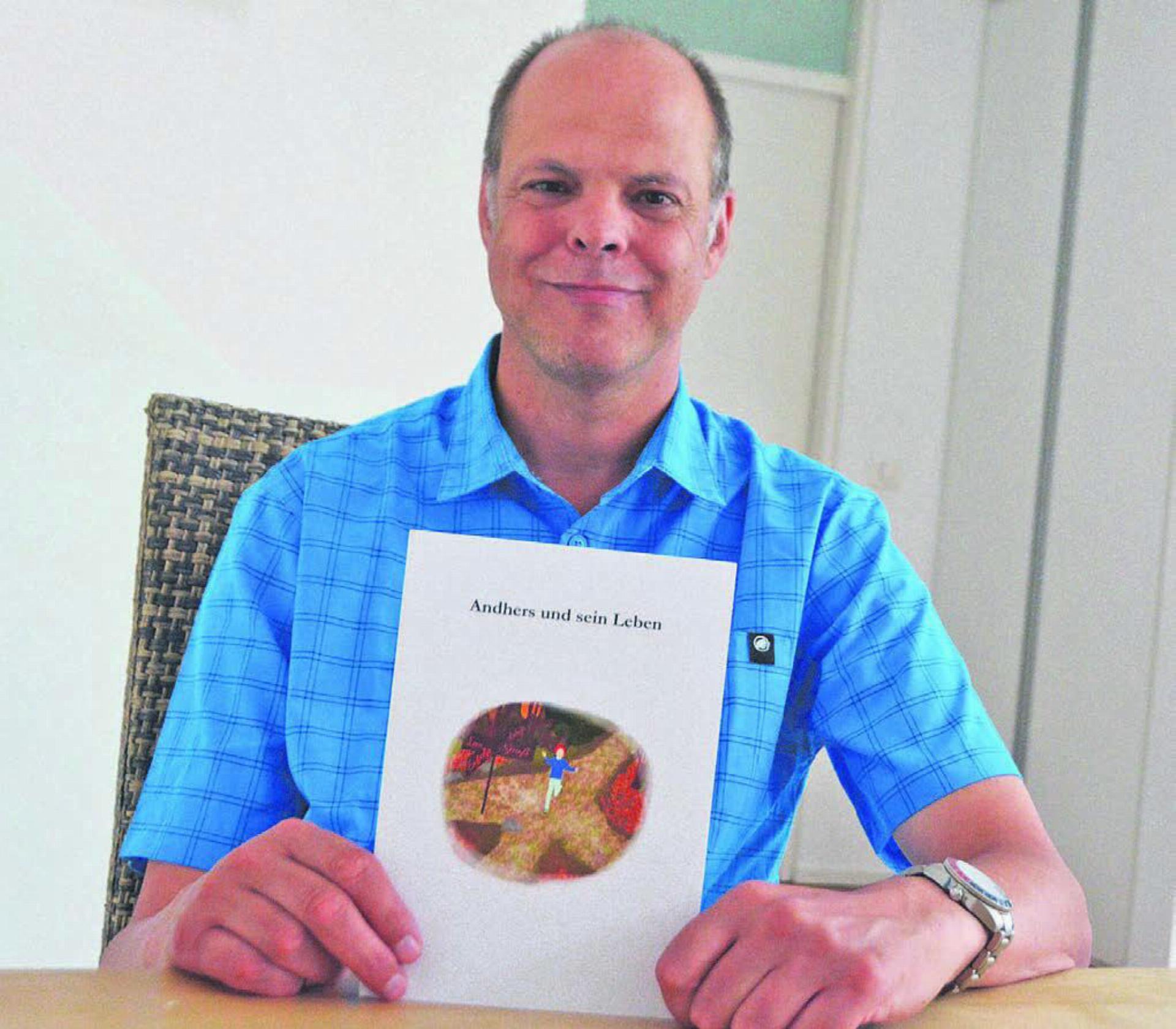 Christoph Schnitter zeigt stolz sein viertes Buch. Damit will er ADHS-betroffenen Kindern Mut machen. Bild: Annemarie Keusch