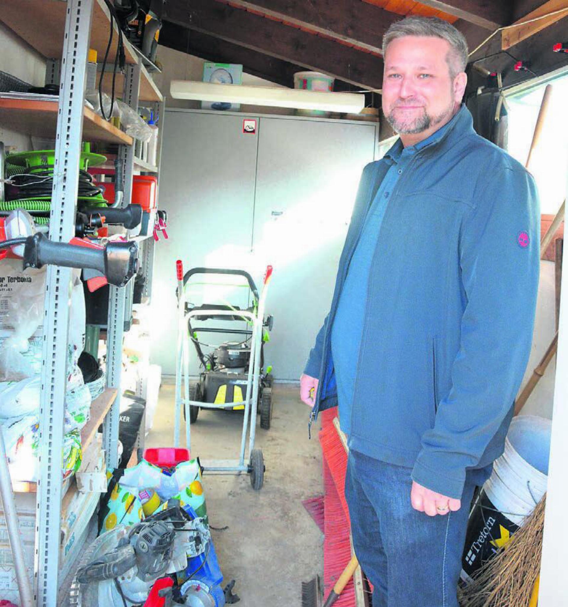 Präsident Christian Kron im Materiallager – dieses ist längst zu klein. Um den Rasenmäher hervorzuholen, muss alles andere zuerst beiseitegetragen werden. Ein Anbau soll Abhilfe schaffen.
Bilder: Annemarie Keusch / zg