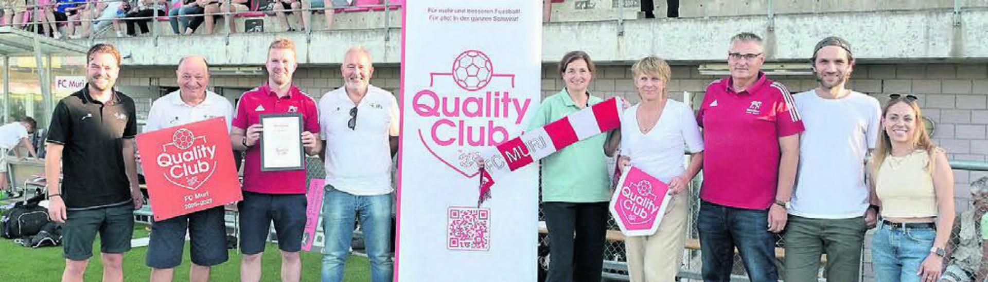Die Beteiligten feiern die Übergabe des Labels an den FC Muri, von links: Tobias Steinemann, AFV, Luigi Ponte, Präsident AFV, Michael Stadelmann, Präsident FC Muri, Armando Granzotto, Vizepräsident AFV, Nicole Julen, SFV, Hanny Stierli, Vorstand FC Muri, Reiner Koch, Vorstand FC Muri, Sämi Schäublin, Vizepräsident FC Muri, Vanessa Passerini, FC Muri. Bild: zg