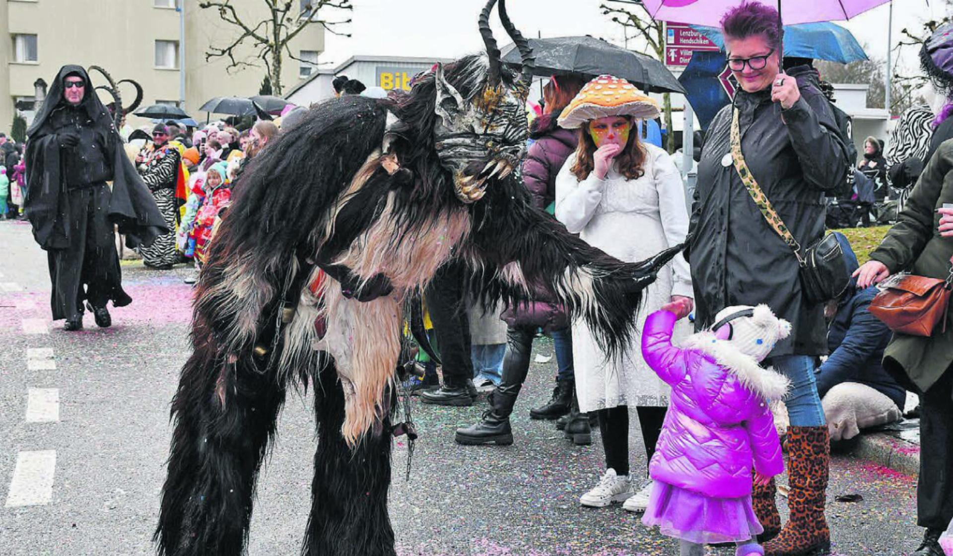 23. Februar 2025: Ein kleines Mädchen geniesst seine erste Fasnacht und lässt sich ohne Scheu auf ein High Five mit einem Krampus ein. Bild: Archiv/mo - Das Bild wird blockiert. – Möglicherweise durch einen aktiven Adblocker.