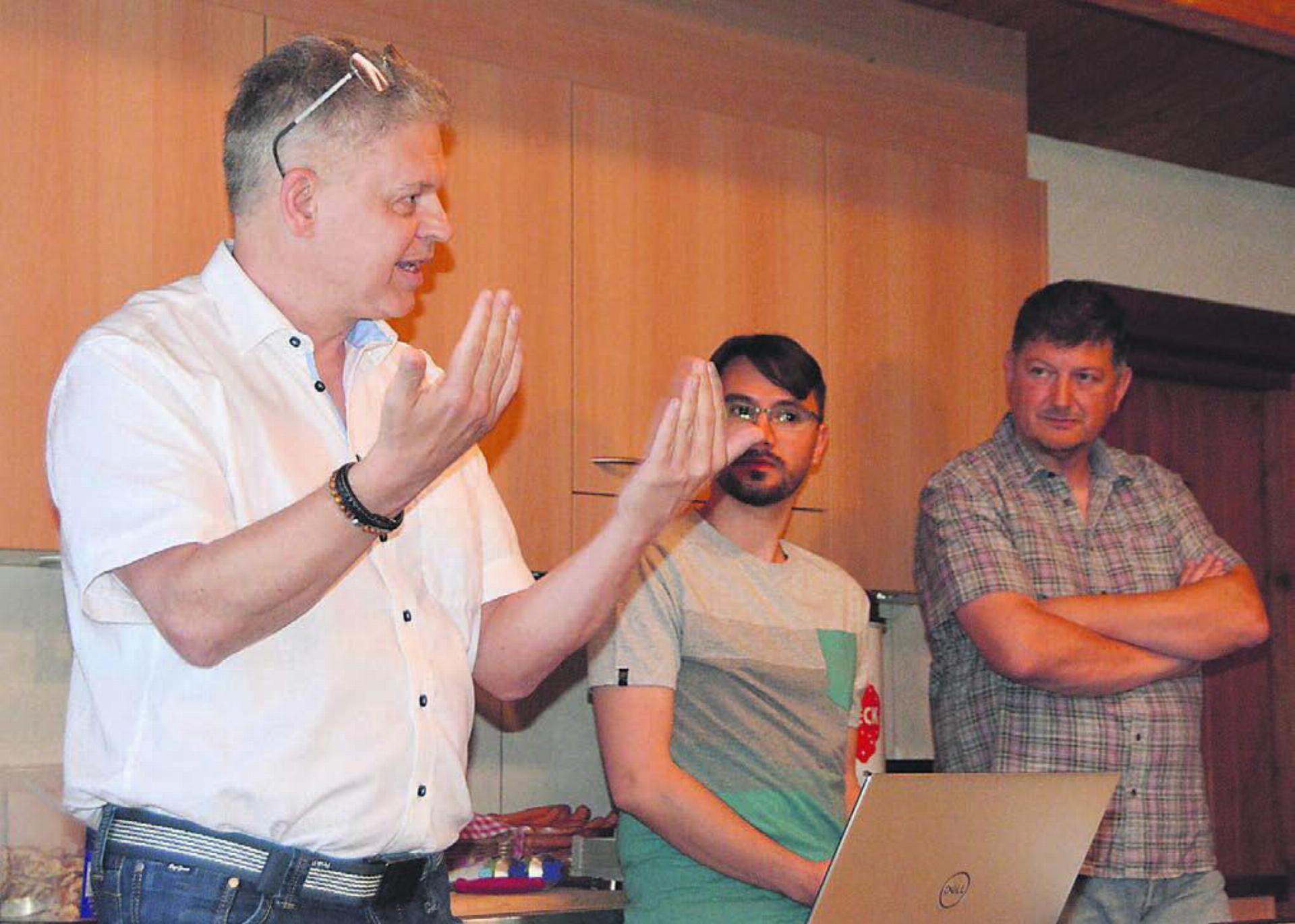 Andreas Seonbuchner vom Umfragetool «BrainE4», Gemeinderat Christian Bel und Gemeindeammann Mario Räber, von links. Bild: Annemarie Keusch