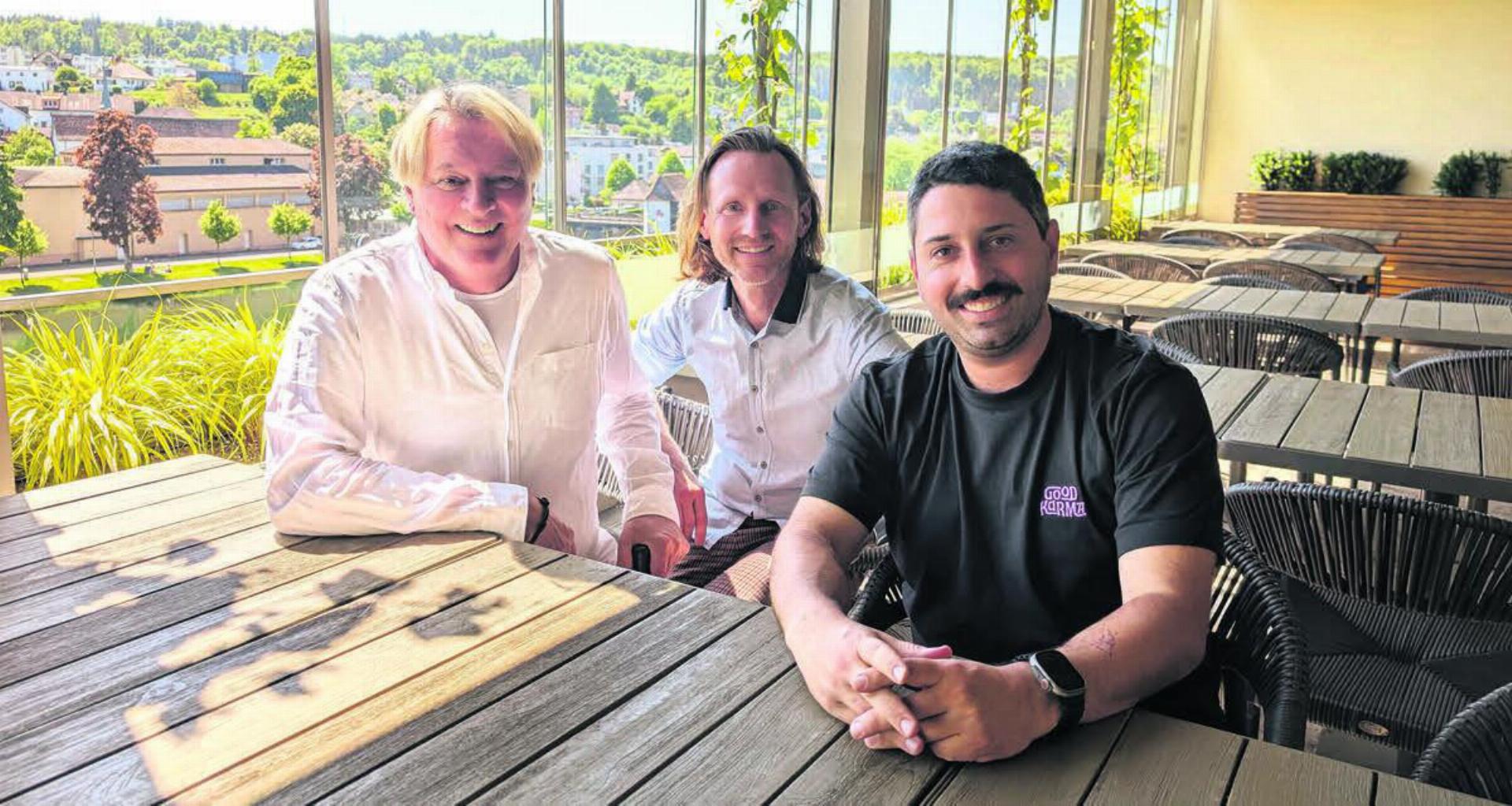 Die erfolgreichen Gastronomen Thomas Krebs, Bernhard Schuster und Federico Freiermuth (von links) wollen auch mit dem «Stadthof» durchstarten. «Der Ort, die Lage, die Terrasse – alles ein Traum.» Dennoch werde man die neue Aufgabe auch mit Demut und Respekt anpacken.
Bilder: Marco Huwyler