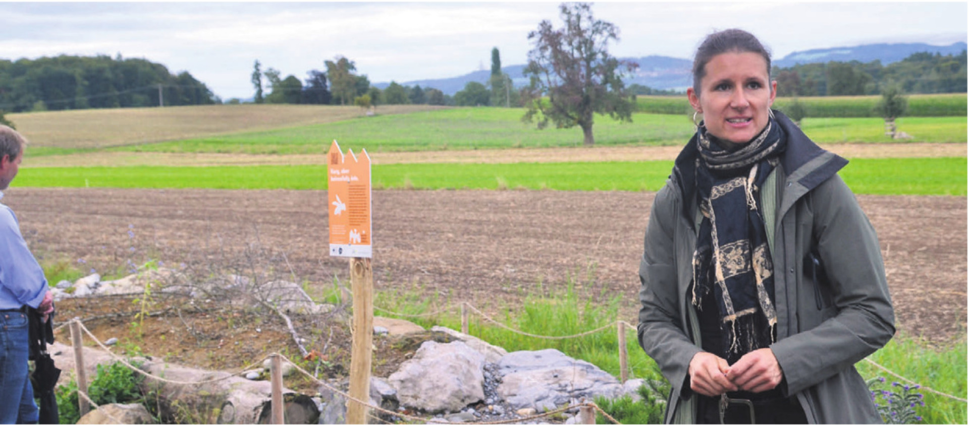 Eva Christinat, Projektleiterin Naturförderung und Klima beim Naturama, zeigt am Beispiel der Gemeindeflächen an der Industriestrasse auf, wie mit einfachen Mitteln ein vielfältiger Lebensraum geboten werden kann. Bilder: Thomas Stöckli - Das Bild wird blockiert. – Möglicherweise durch einen aktiven Adblocker.