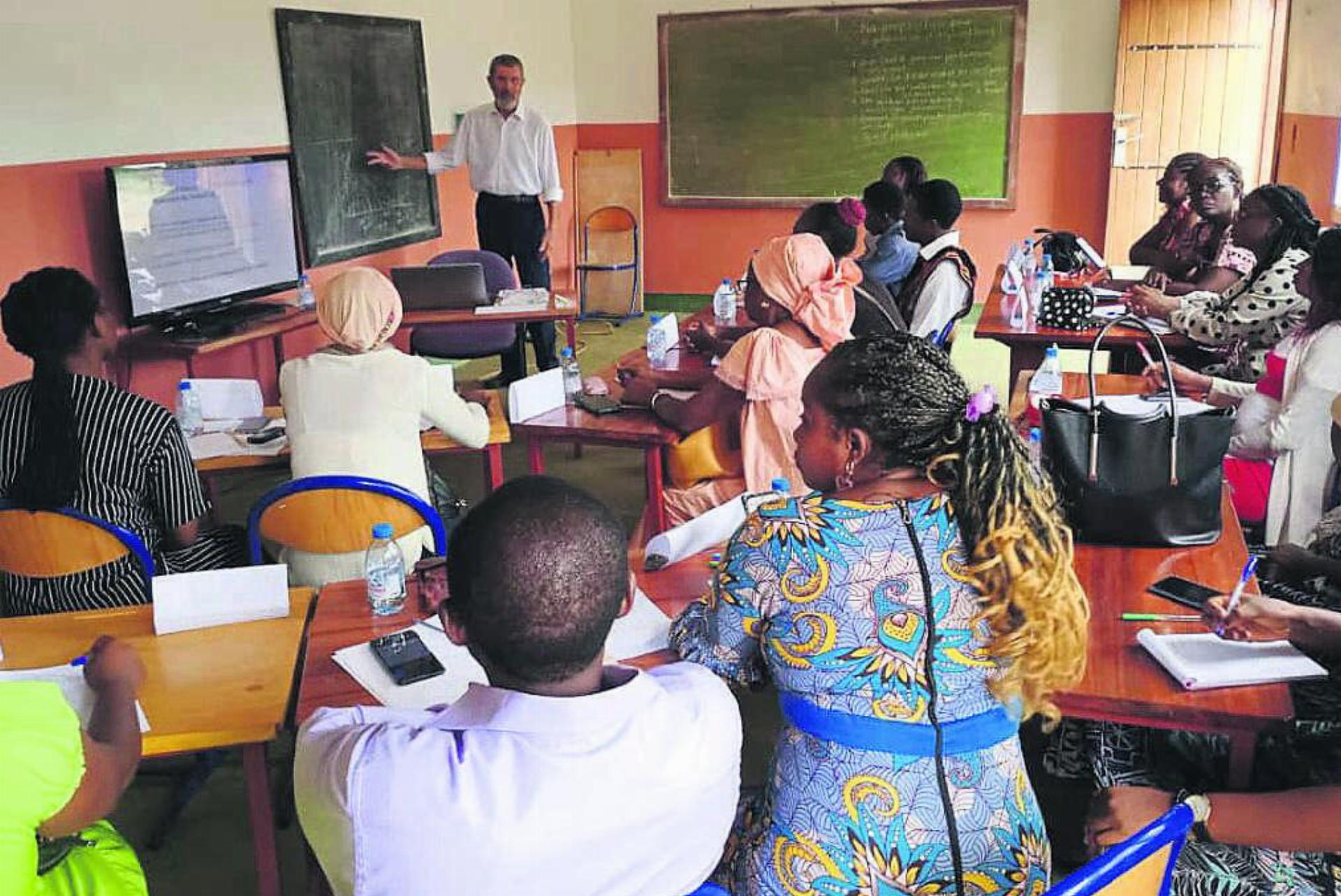 Günter Trost in einem der Schulzimmer in Yaoundé – er arbeitete während vier Wochen vor allem mit Lehrpersonen. Bilder: zg