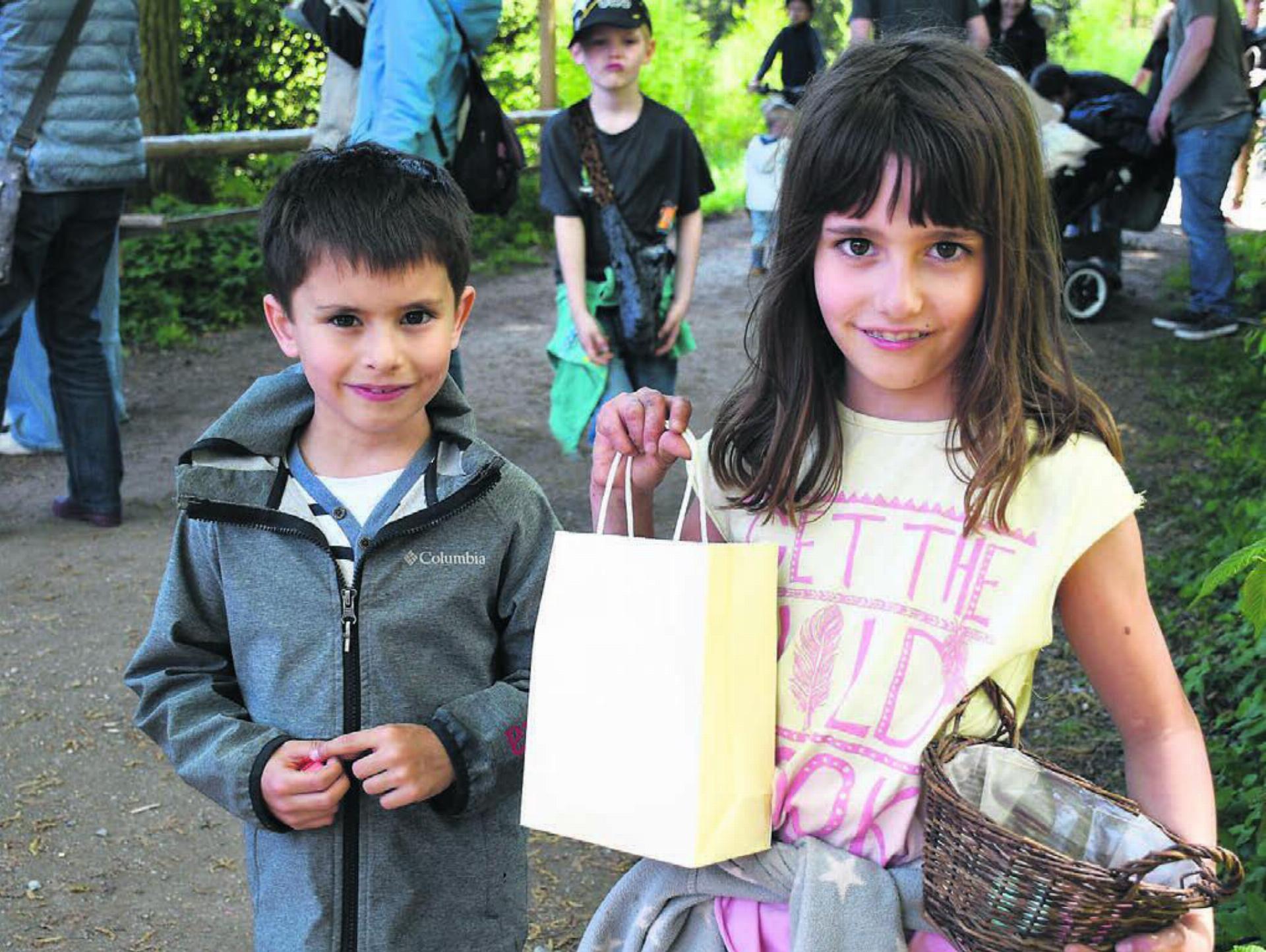 Julian ist ganz stolz auf seine Schwester Leonor, denn sie hat eines der goldenen Eier gefunden. Bilder: Verena Anna Wigger