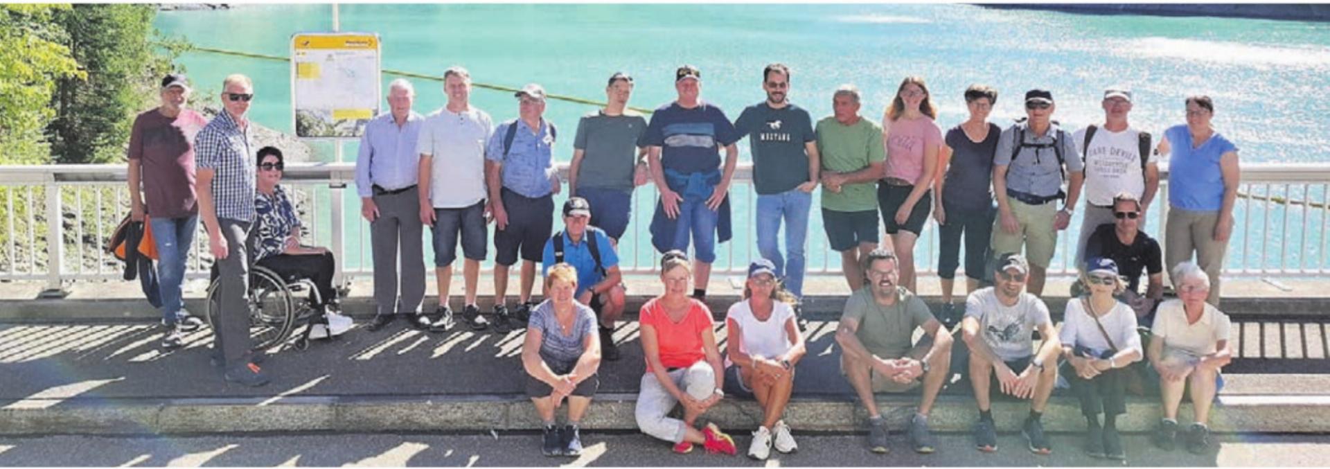 Gruppenfoto auf der Staumauer des Gigerwaldsees. Bild: zg - Das Bild wird blockiert. – Möglicherweise durch einen aktiven Adblocker.