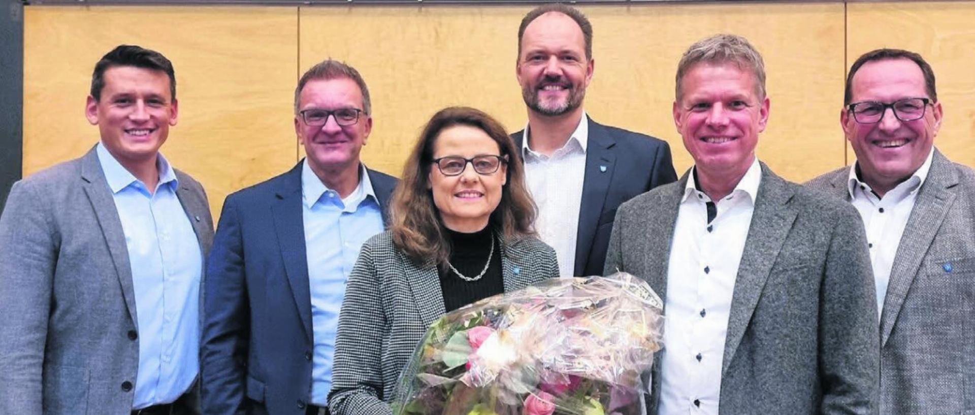 Vizeammann Bettina Galbier wurde an der Versammlung von ihren Kollegen verabschiedet (von links): die Gemeinderäte Pascal Vontobel, Jörg Ackermann und Christoph Meyer, Ammann Simon Zubler und Gemeindeschreiber Frank Koch. Galbier war 12 Jahre Gemeinderätin in Waltenschwil. Simon Zuber meinte in seiner Laudatio: «Sie hat sich immer um Menschen gekümmert, von den Kindergartenkindern bis zu den Feuerwehr-Senioren.» Bild: Verena Anna Wigger - Das Bild wird blockiert. – Möglicherweise durch einen aktiven Adblocker.