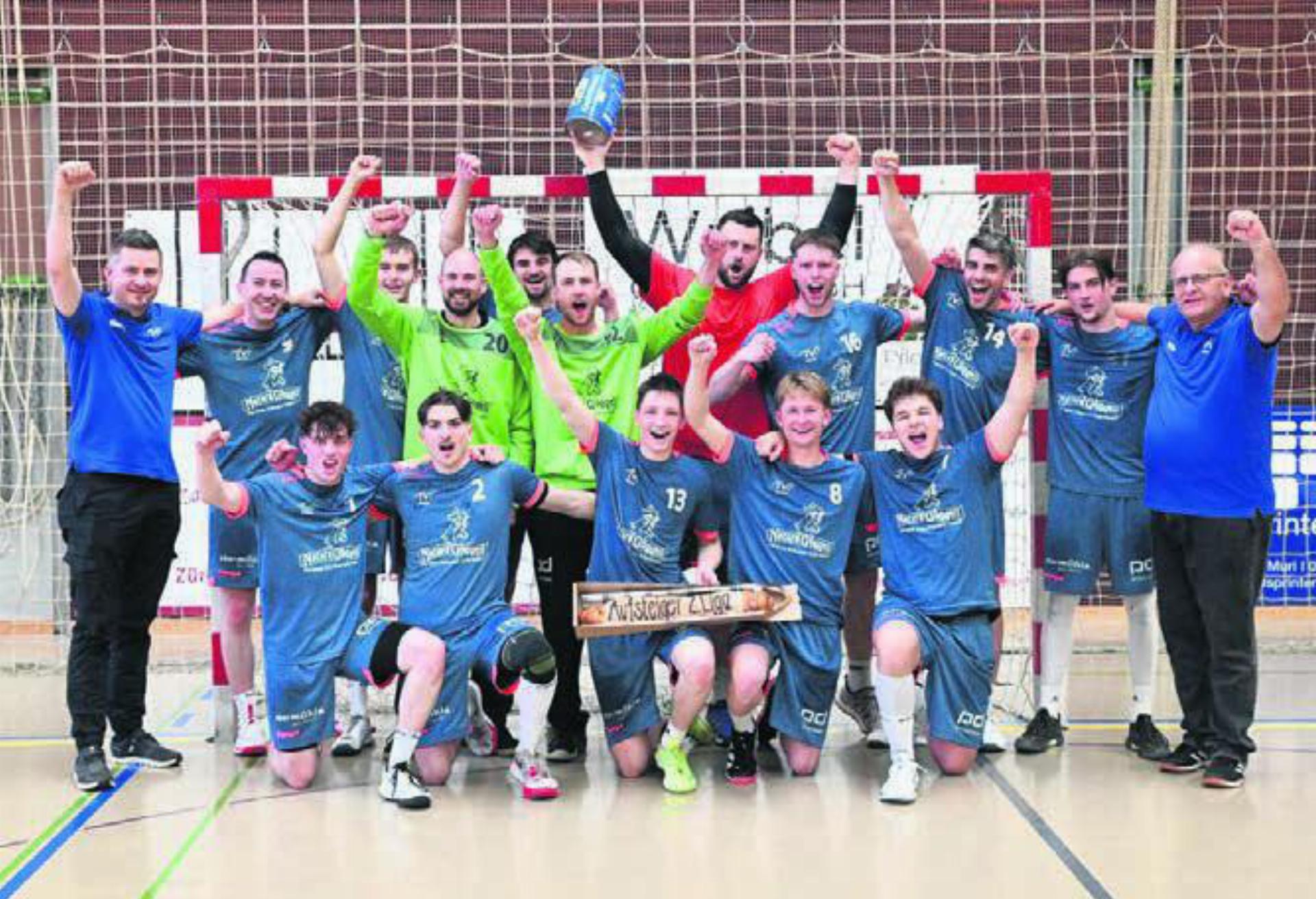 Nach zwei Jahren kehrt Muris zweite Mannschaft zurück in die 2. Liga. Das Team von Fabian Meier und Andy Bär bleibt dabei in der Meisterschaft ungeschlagen und qualifizierte sich mit 15 Siegen und einem Unentschieden aus 16 Spielen problemlos für die Aufstiegsrunde.
Schöne Kulisse, freundschaftliches Resultat
Dort siegte man auswärts gegen Dietikon-Urdorf mit 22:33 (am 6. April). Weil der HC Stammheim eine Woche
später ebenfalls gegen Dietikon-Urdorf siegte, war der Aufstieg schon Tatsache. Obwohl Muri und Stammheim bereits als Aufsteiger feststanden, duellierten sich diese beiden Teams am letzten Samstag in der Murianer Bachmattenhalle. Vor schöner Kulisse mit rund 150 Zuschauern (davon rund 50 aus Stammheim) zeigten die beiden Teams eine unterhaltsame Partie – die mit einem freundschaftlichen 29:29 endete. Und weil beide Teams den Aufstieg realisierten, wurde im Anschluss an die Partie ordentlich und gemeinsam gefeiert. --tvm
