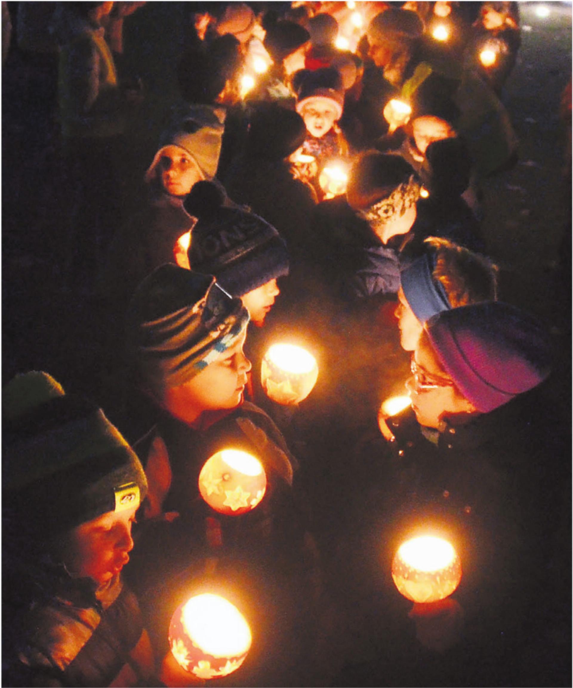 Faszinierende «Liechtli»: Start in den Umzug vom Kloster aus. Bild: Thomas Stöckli - Das Bild wird blockiert. – Möglicherweise durch einen aktiven Adblocker.