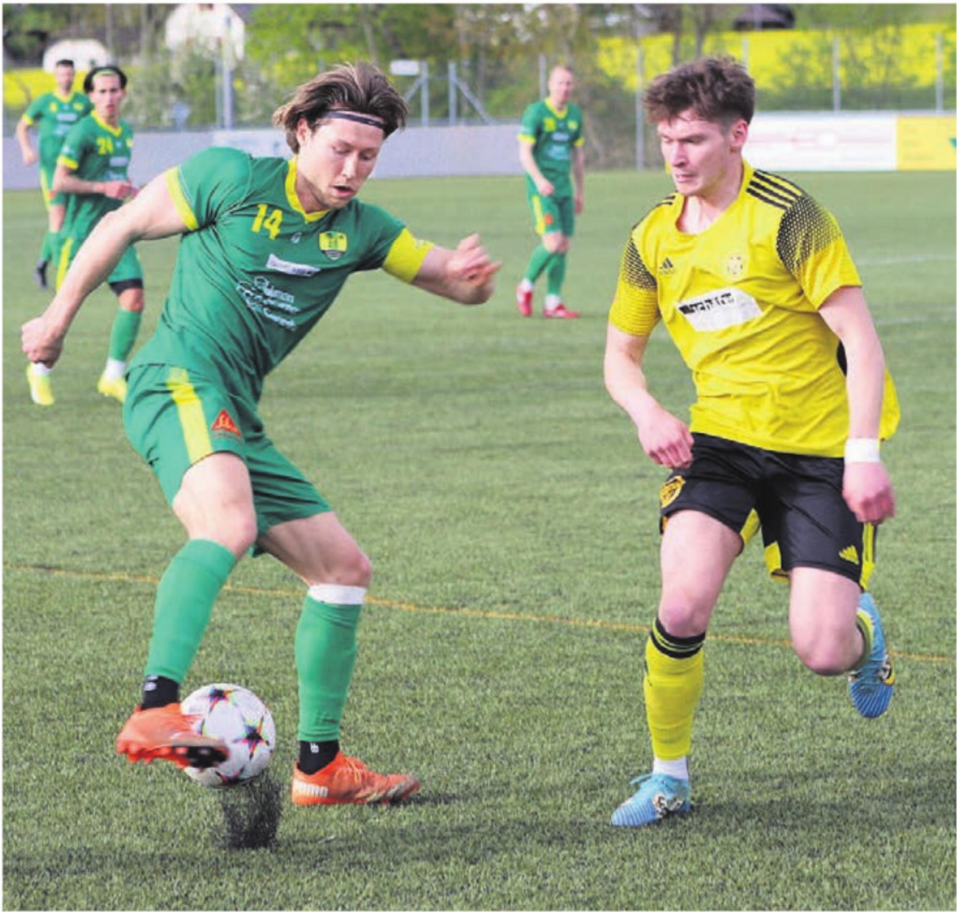 Roger Pfyl (FC Mutschellen, links) bittet den FC Muri zum Tanz. Bild: Archiv - Das Bild wird blockiert. – Möglicherweise durch einen aktiven Adblocker.