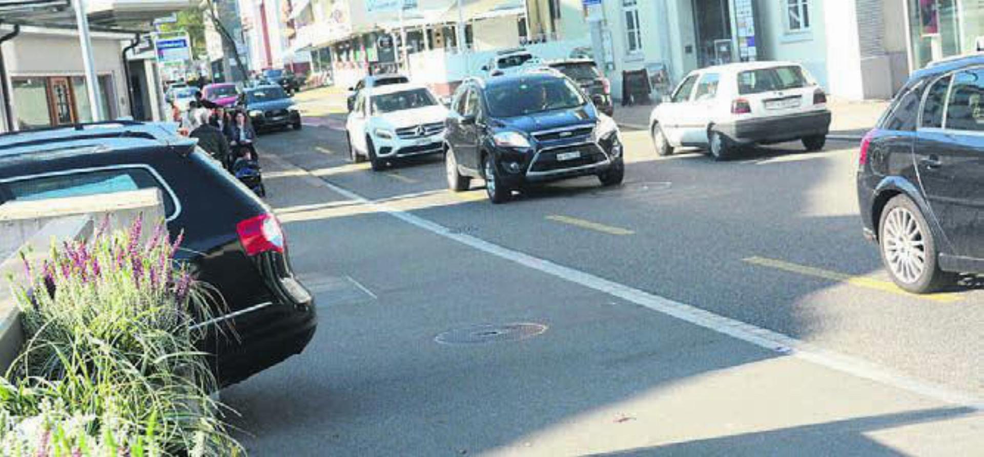 Das Zentrum von Wohlen ist regelmässig überlastet. Der neue KGV setzt zwar stark auf Fuss-, Velo- und öffentlichen Verkehr, soll aber auch dazu beitragen, dass auch der motorisierte Verkehr wieder flüssiger vorankommt. Bild: Archiv - Das Bild wird blockiert. – Möglicherweise durch einen aktiven Adblocker.