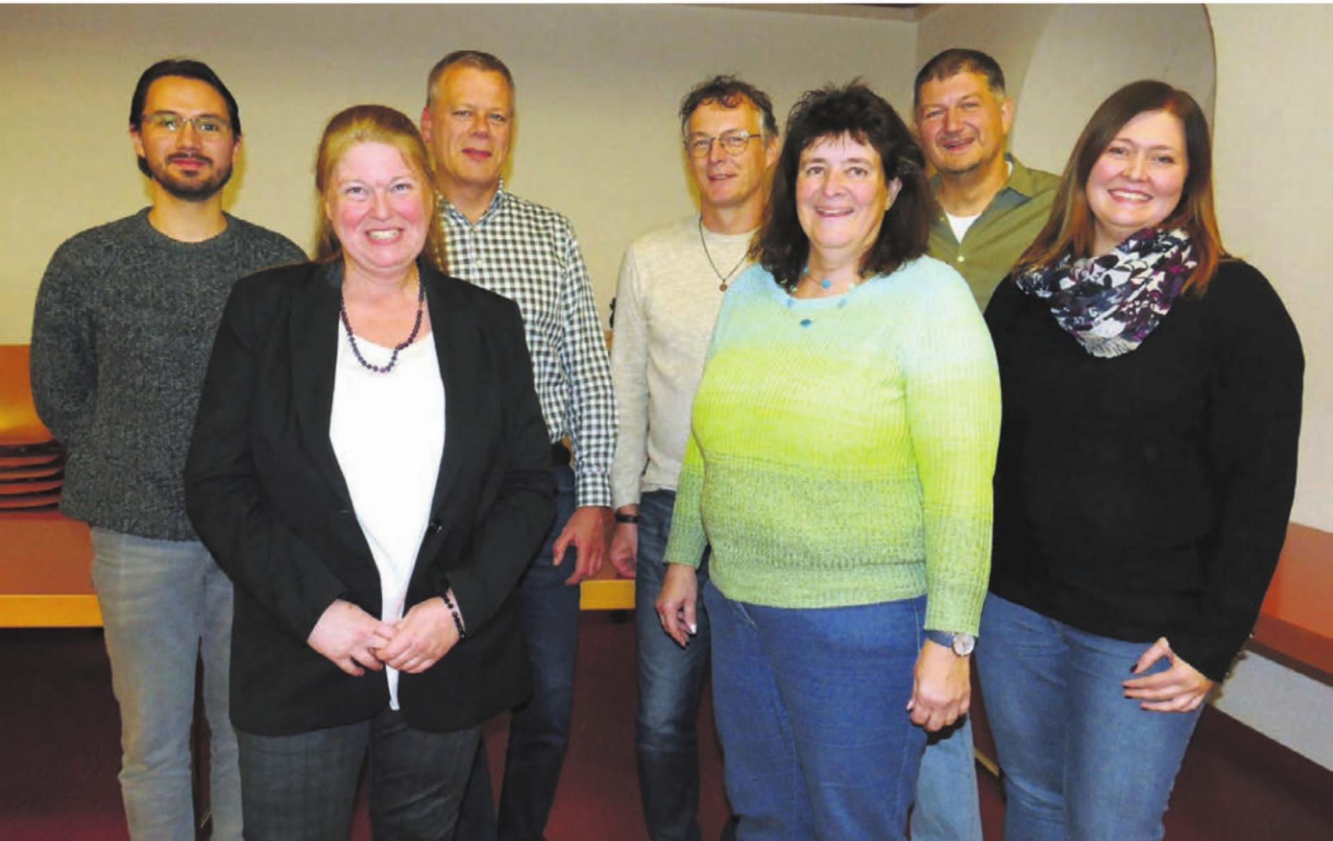 Nach der Versammlung – Gemeinderat und Verwaltungsteam (von links): Gemeinderat Christian Bel, Kerstin Oexle (Finanzen), Gemeinderat Peter Ammann, Gemeinderat Thomas Lang, Daniela Musil (Gemeindeschreiberin), Gemeindeammann Mario Räber und Sarah Wiederkehr (Leiterin Einwohnerkontrolle) – krankheitshalber abwesend Gemeinderat Alex Lötscher. Bild: Richard Gähwiler - Das Bild wird blockiert. – Möglicherweise durch einen aktiven Adblocker.