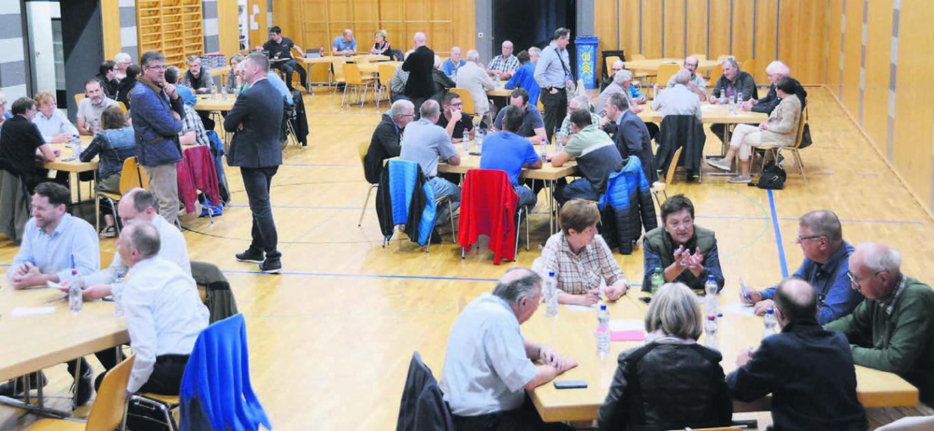 An acht Tischen diskutieren die Teilnehmer intensiv über die möglichen Nutzungen, während der Gesamtgemeinderat die Gespräche aufmerksam verfolgt. Bilder: Chregi Hansen