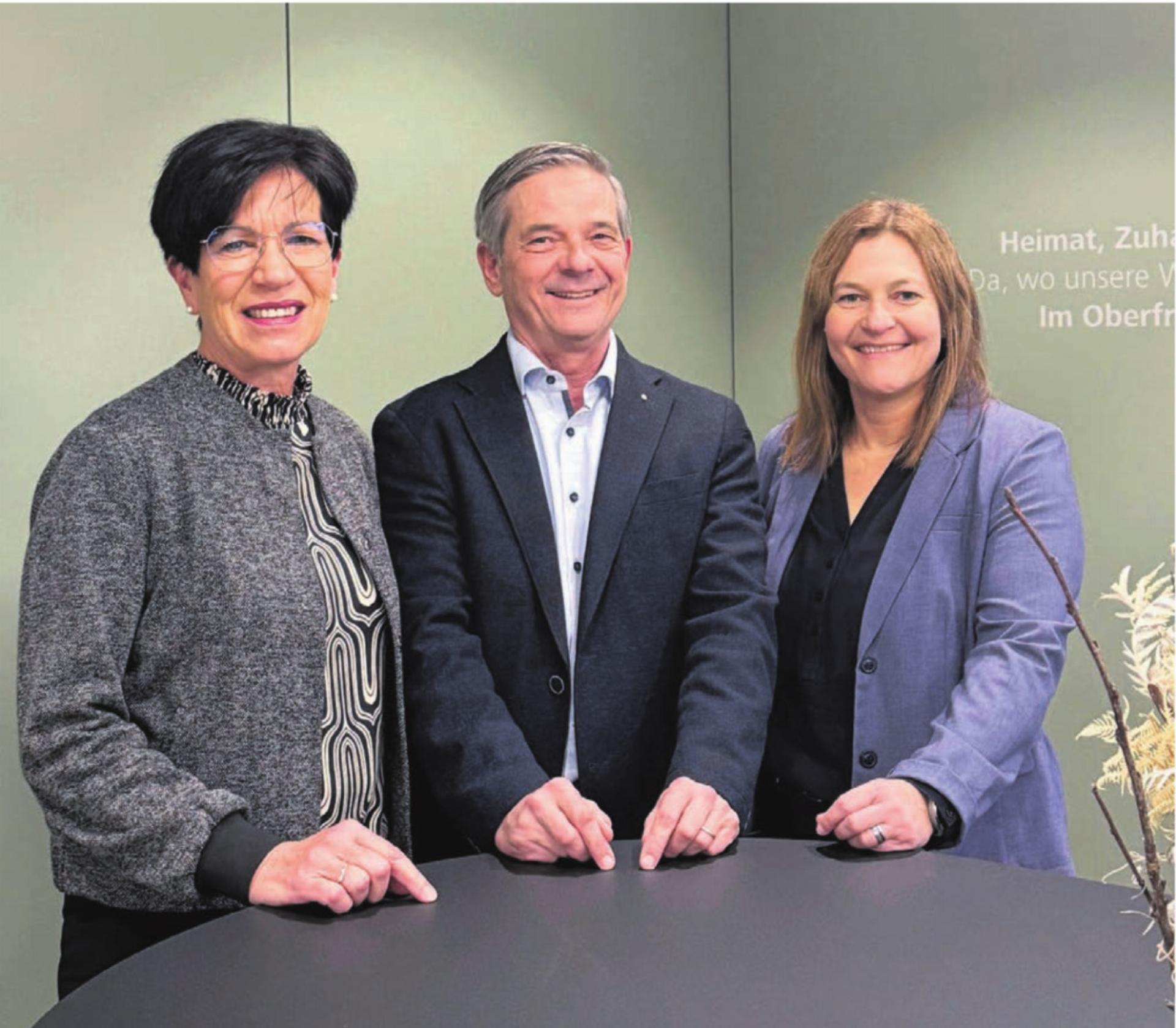 OK der Jubiläumsfeier, von links: Silvia Gut (Marketingverantwortliche), Marc Jordan (Vorsitzender der Bankleitung), Bernadette Käppeli (Vizepräsidentin Verwaltungsrat). Bild: zg - Das Bild wird blockiert. – Möglicherweise durch einen aktiven Adblocker.