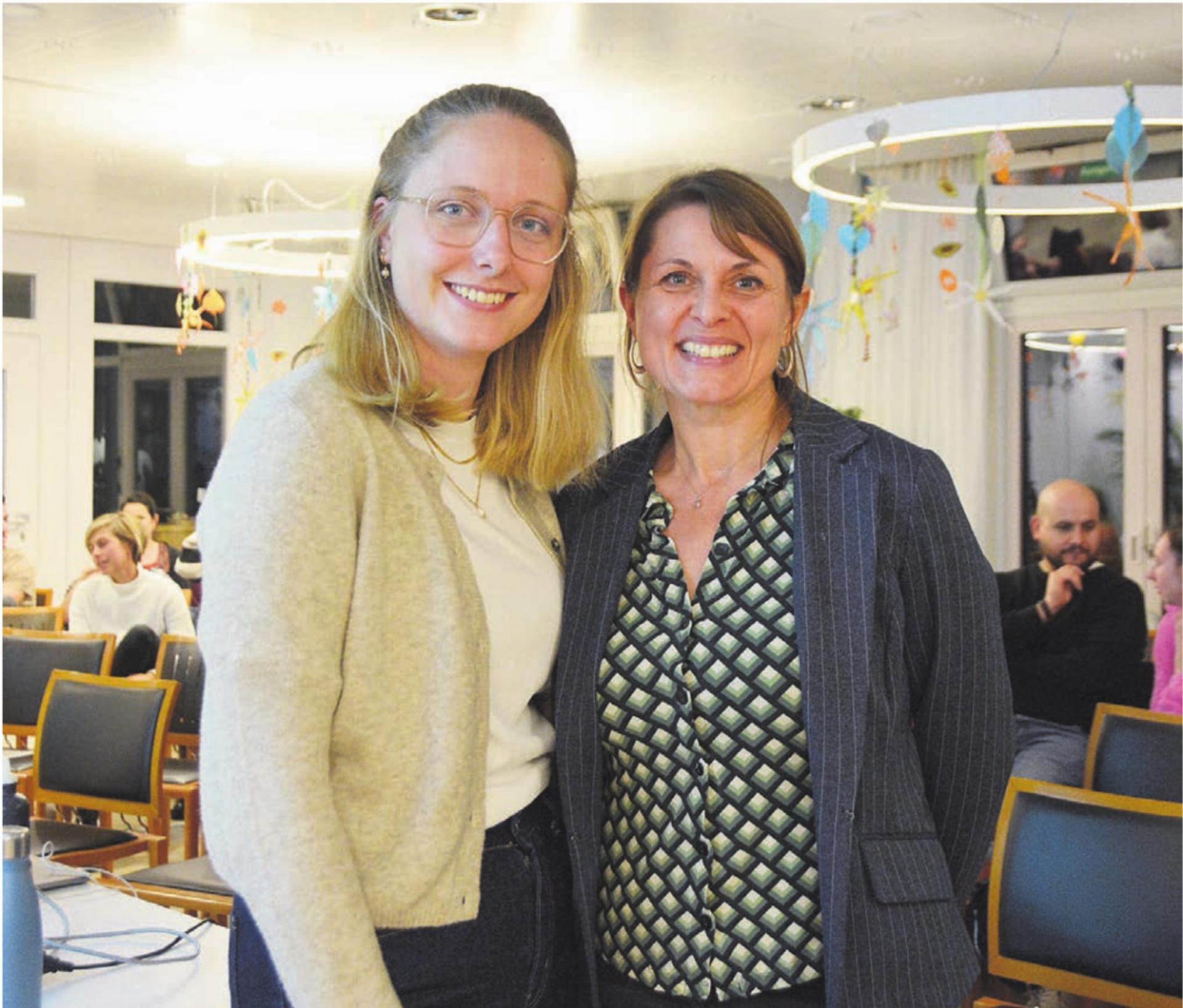 Alicia Schröder (links) und Stefanie Crameri informierten die rund 40 Interessierten darüber, was bei der Nutzung digitaler Medien durch Kleinkinder wichtig sei. Bild: Annemarie Keusch - Das Bild wird blockiert. – Möglicherweise durch einen aktiven Adblocker.