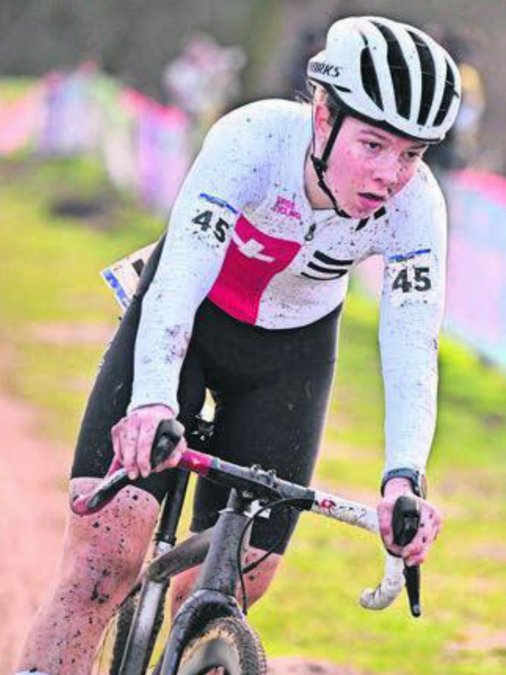 Zweimal gestürzt, voller Schlamm und trotzdem nicht aufgegeben: Shana Huber. Bild: Elisa Haumesser - Das Bild wird blockiert. – Möglicherweise durch einen aktiven Adblocker.