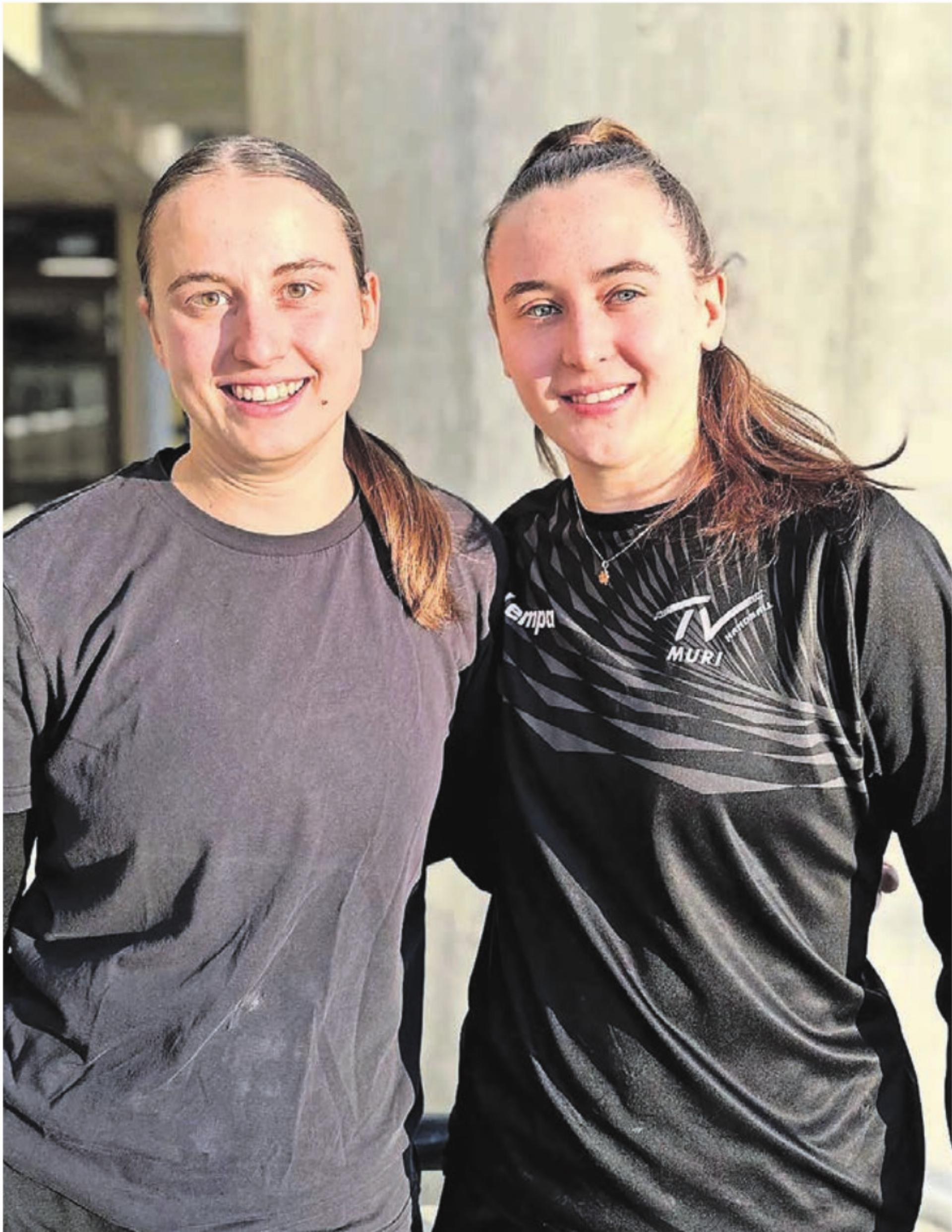 Grosse Vorfreude auf das Aufstiegsspiel am Samstag in Wohlen: Kreisläuferin Céline (links) und Rückraumspielerin Michelle Bischoff aus Muri. Bilder: zg - Das Bild wird blockiert. – Möglicherweise durch einen aktiven Adblocker.