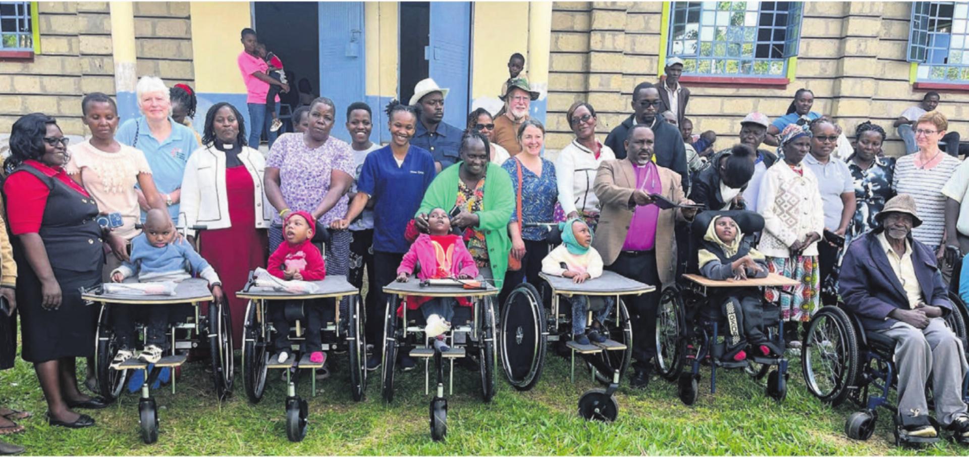 Organisiert durch den Bischof (pinkes Hemd), haben fünf Kinder mit Behinderungen und zwei ältere Personen neue Rollstühle erhalten. Viktor Steiner ist hinten in der Mitte des Bildes zu sehen (mit Hut), neben dem lokalen Abgeordneten der Regierung (mit weissem Hut). Bilder: zg - Das Bild wird blockiert. – Möglicherweise durch einen aktiven Adblocker.