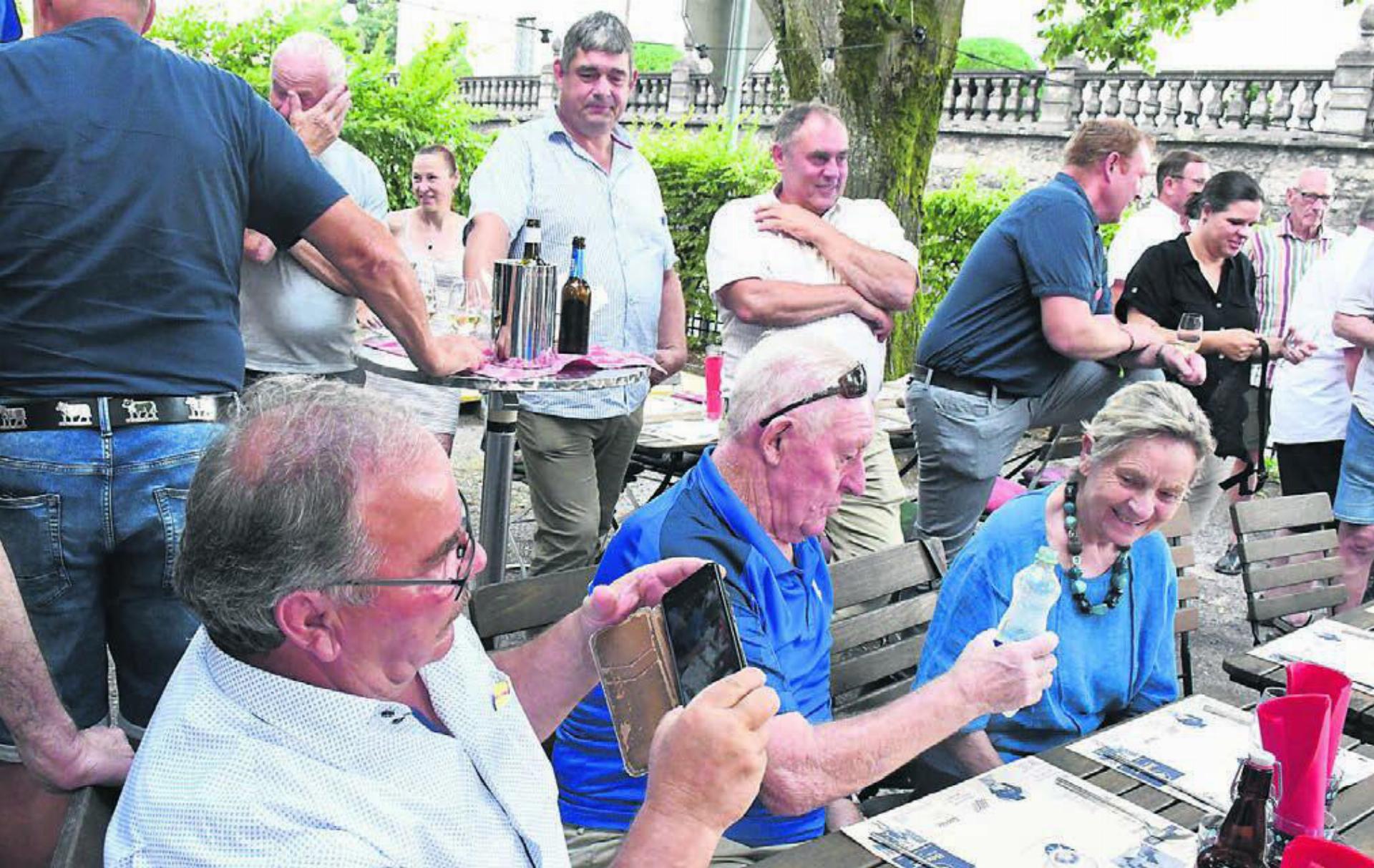 Im Garten des Restaurants Sternen wurde bodenständig gefeiert. Koryphäen des SK Freiamt – wie Sepp Broch, Gerold Schmid oder Magnus Döbeli – sind auf diesem Bild zu sehen. Bild: Daniel Marti - Das Bild wird blockiert. – Möglicherweise durch einen aktiven Adblocker.