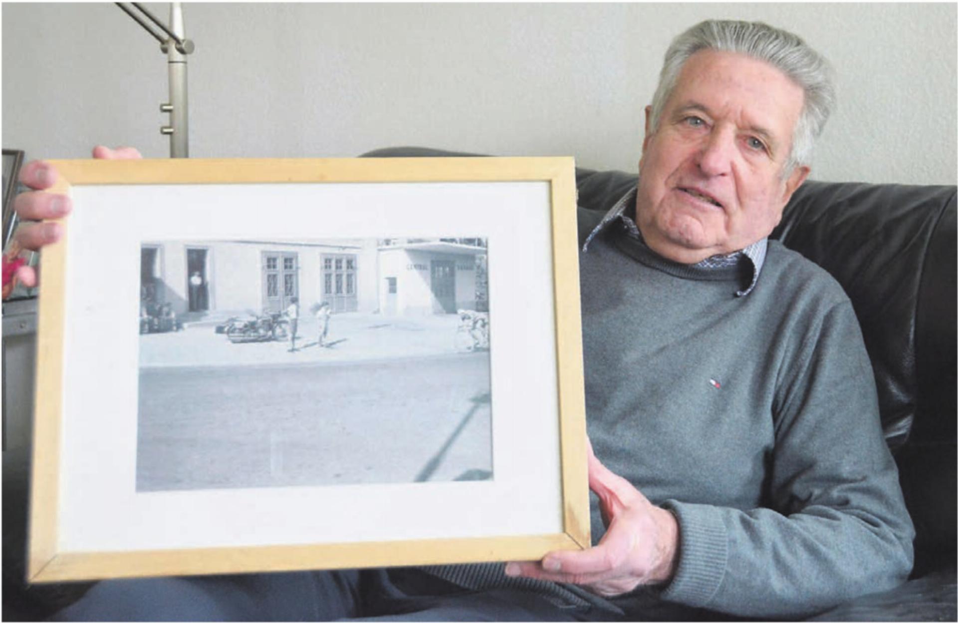 Anton Kobler mit einem alten Bild, das ihn als Buben vor der Tankstelle seines Vaters an der Zürcherstrasse zeigt. Bilder: zg / Annemarie Keusch - Das Bild wird blockiert. – Möglicherweise durch einen aktiven Adblocker.