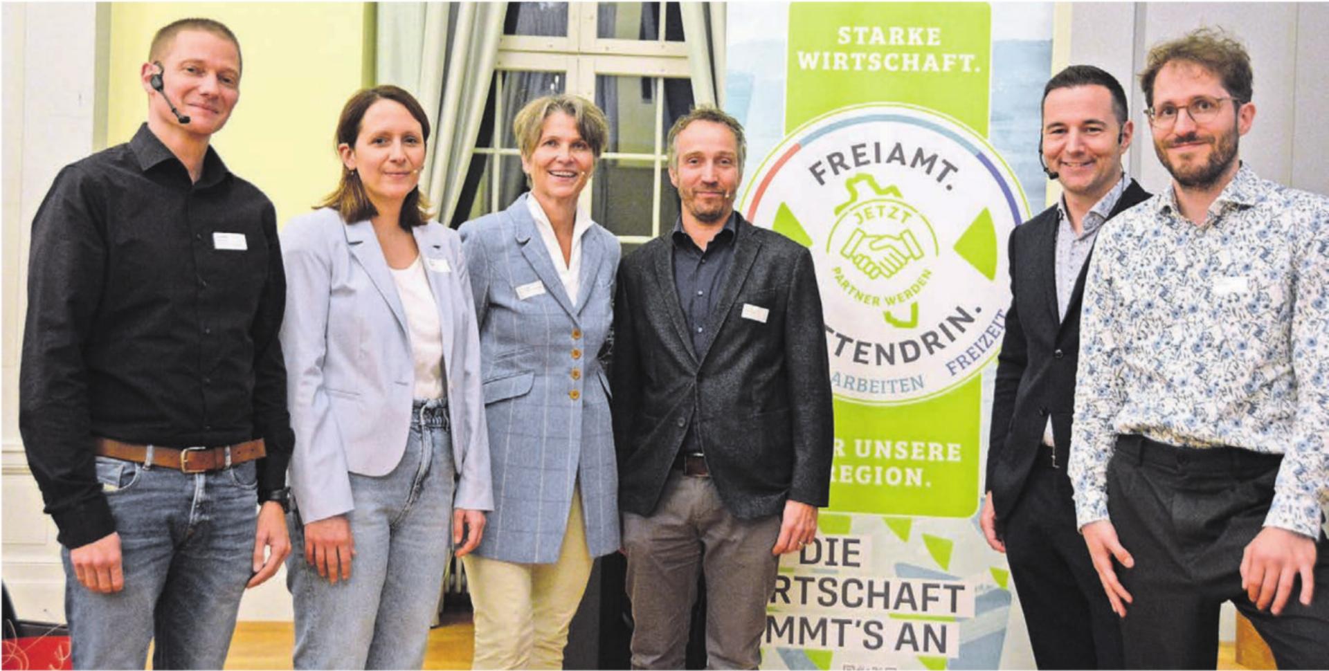 Sie gestalteten das Wirtschaftsforum mit, von links: Reto Anderhub (Gemeinderat Hochdorf), Valérie Weibel (Arbeitsgruppe Mobilität und Ortsplanung, Muri), Moderatorin Franziska Borer, Gemeindepräsident Hans-Peter Budmiger, Dominik Kramer (Sektionsleiter Gesamtverkehrsplanung) und Julian Renninger (SBB). Bild: Annemarie Keusch - Das Bild wird blockiert. – Möglicherweise durch einen aktiven Adblocker.