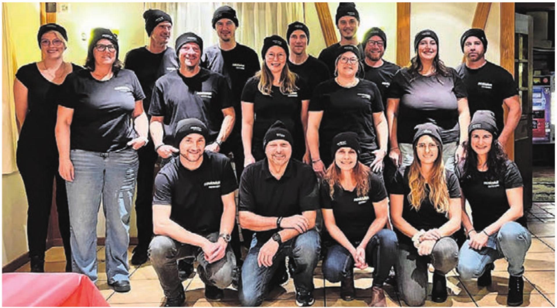 Das Oldie Team ist nun ein Verein – gefeiert wurde das unter anderem mit bestickten Wintermützen. Bild: zg - Das Bild wird blockiert. – Möglicherweise durch einen aktiven Adblocker.