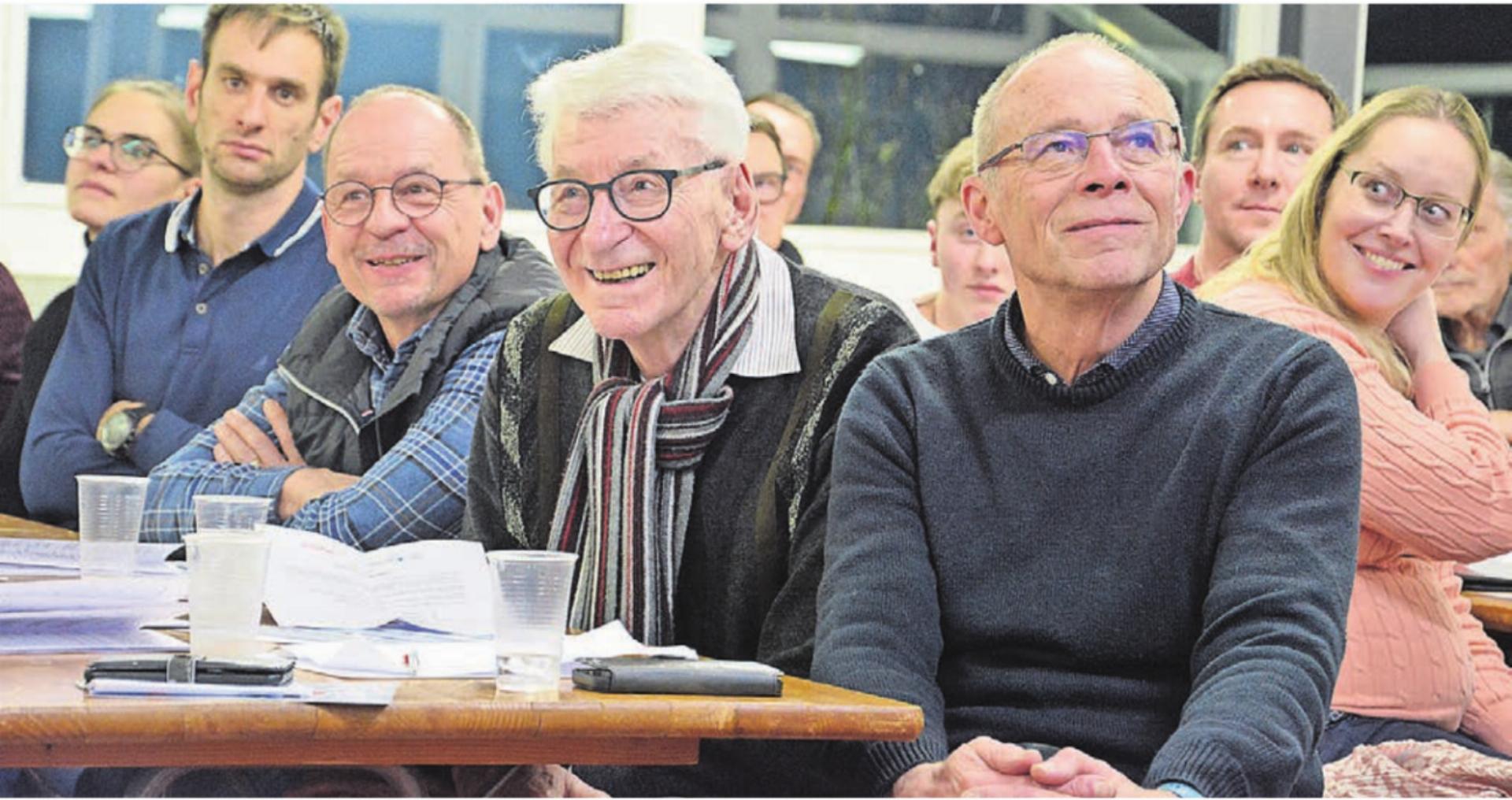 Seit 70 Jahren Vereinsmitglied: Walter «Wädi» Vock (2. v. r.) wurde an der GV des TV Wohlen für seine langjährige Mitgliedschaft geehrt. Bild: zg - Das Bild wird blockiert. – Möglicherweise durch einen aktiven Adblocker.