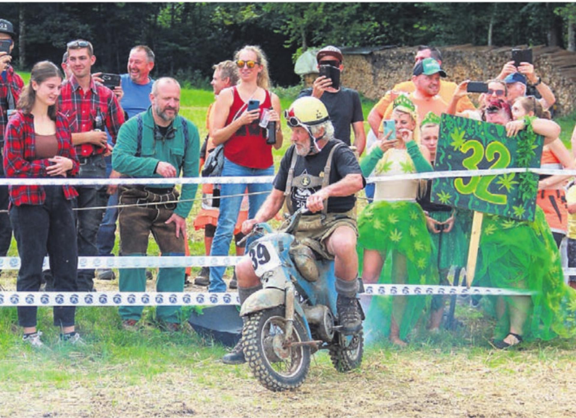 «Pitztaler BergBauerBuabn» aus Österreich kamen mit uraltem Töffli und Lederhosen. - Das Bild wird blockiert. – Möglicherweise durch einen aktiven Adblocker.