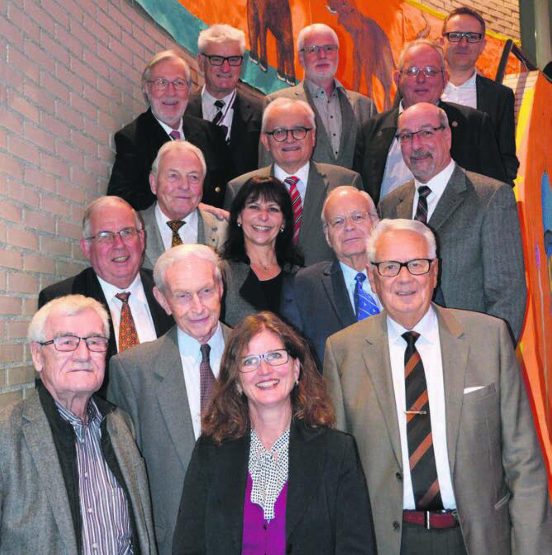 Die ehemaligen Einwohnerratspräsidentinnen und Einwohnerratspräsidenten anlässlich des 50-Jahr-Jubiläums im Dezember 2015. – Oben (v. l.): Pitsch Isler, Arthur Fischer, Urs Kuhn, Claude Salathé, Arsène Perroud. – Mitte (v. l.): Hans Hübscher, Fritz Isler, Marlis Spörri, Harold Külling, Kaspar Schild, Koni Gfeller. – Unten (v. l.): Alois Lütolf, Theo Burkard (erster Einwohnerratspräsident), Ariane Gregor, Robert Steffen. - Das Bild wird blockiert. – Möglicherweise durch einen aktiven Adblocker.