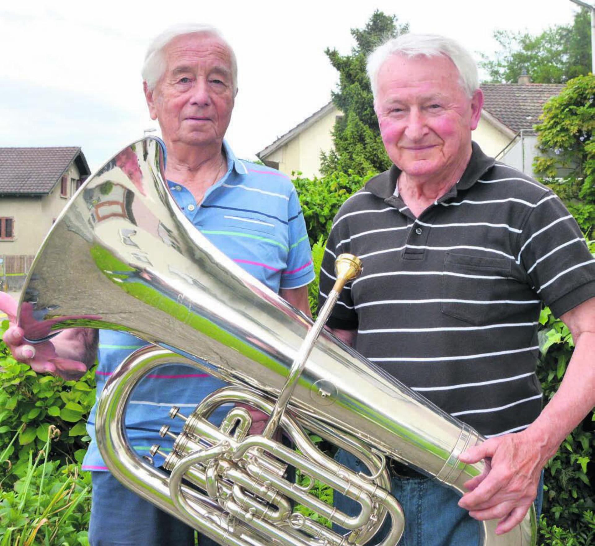 Zwei langjährige und begeisterte Musikanten: Willi Koch (links) und Sepp Fleischlin mit seinem Es-Horn. Bild: Annemarie Keusch