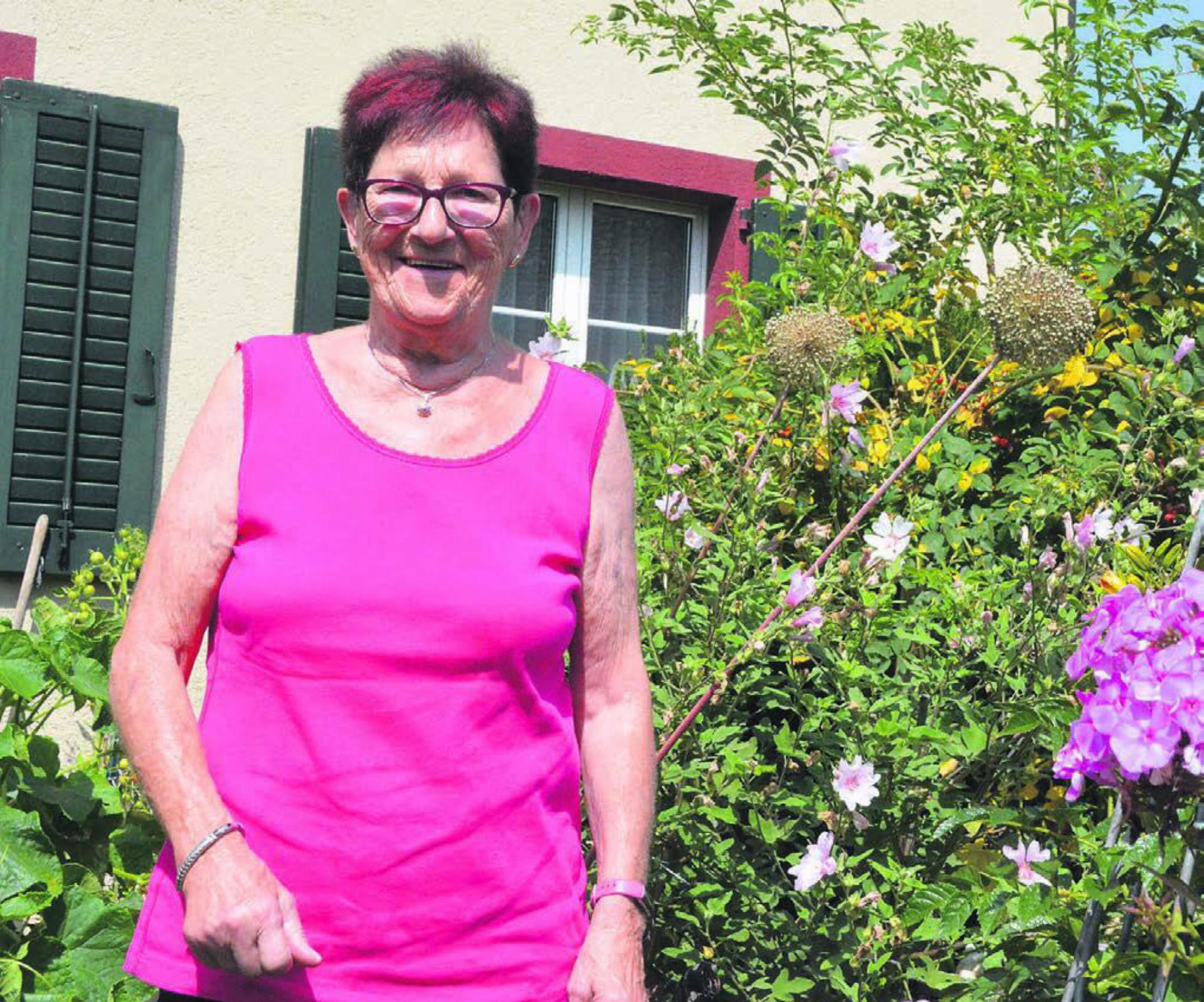 In ihrem Garten verbringt Therese Notter gerne viel Zeit. Hier entspannt sie auch einmal im Liegestuhl. Bild: Annemarie Keusch - Das Bild wird blockiert. – Möglicherweise durch einen aktiven Adblocker.