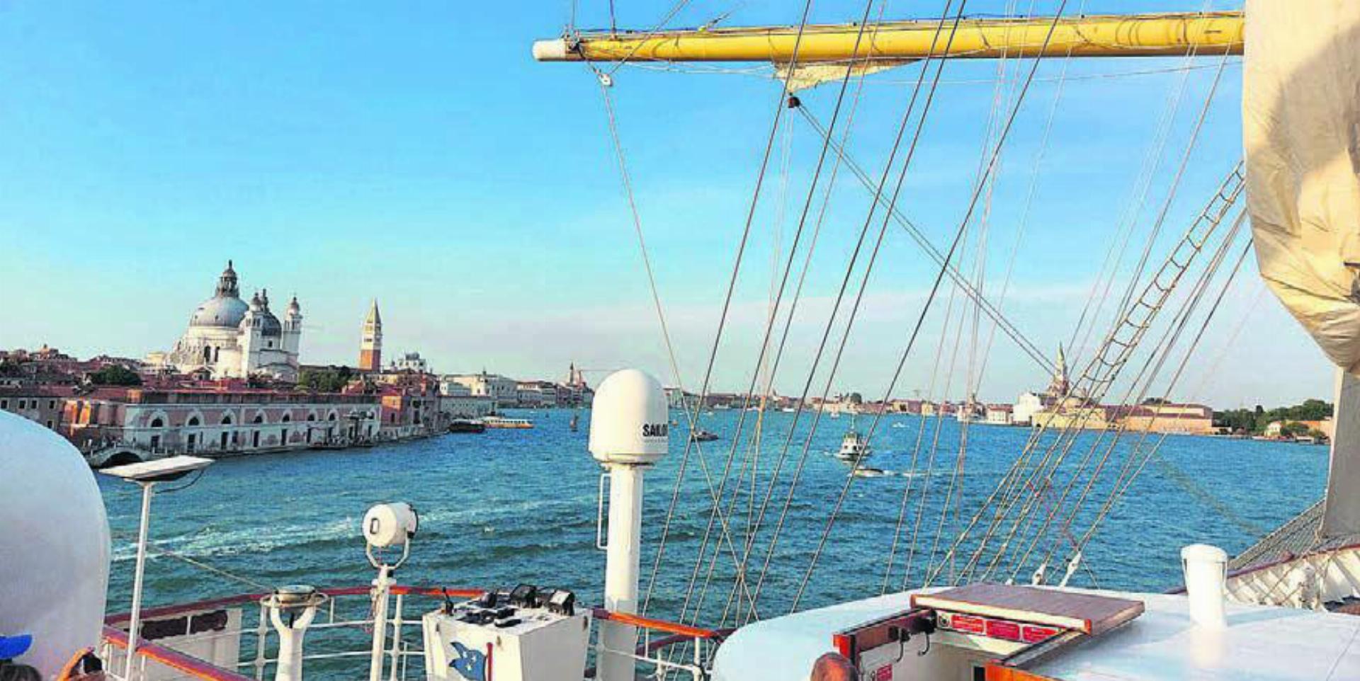 Auf einer abendlichen Ausfahrt mit der Royal Clipper, dem weltgrössten Segelschiff (5-Master), erlebte Beat Füglistaler aus Dottikon einen herrlichen Blick auf die Sehenswürdigkeiten von Venedig. - Das Bild wird blockiert. – Möglicherweise durch einen aktiven Adblocker.