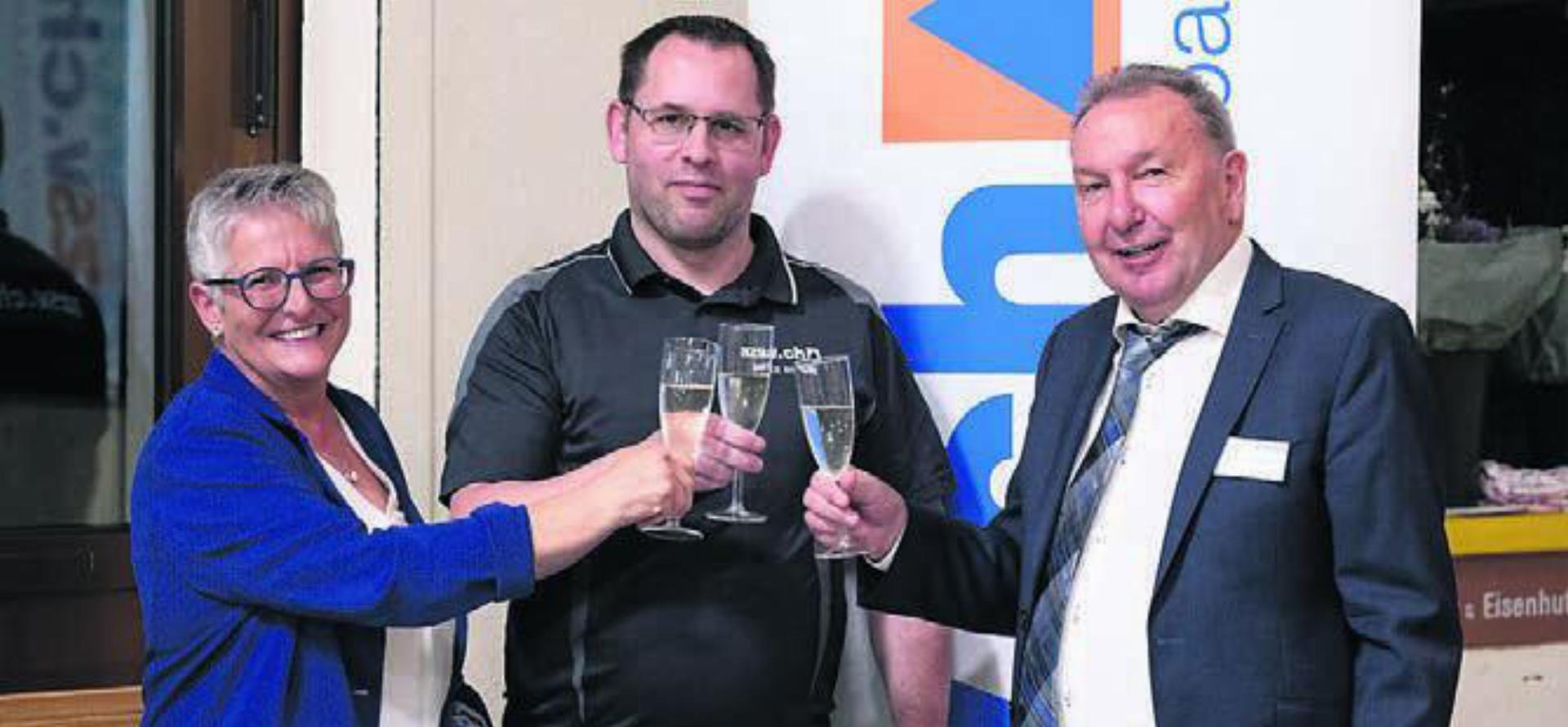 Romuald Brem (rechts), bisheriger Präsident des Aargauischen Zivilschutzverbands, mit seinem Nachfolger Mike Rudin und Vreni Friker, abtretende Leiterin der Geschäftsstelle. Bild: zg