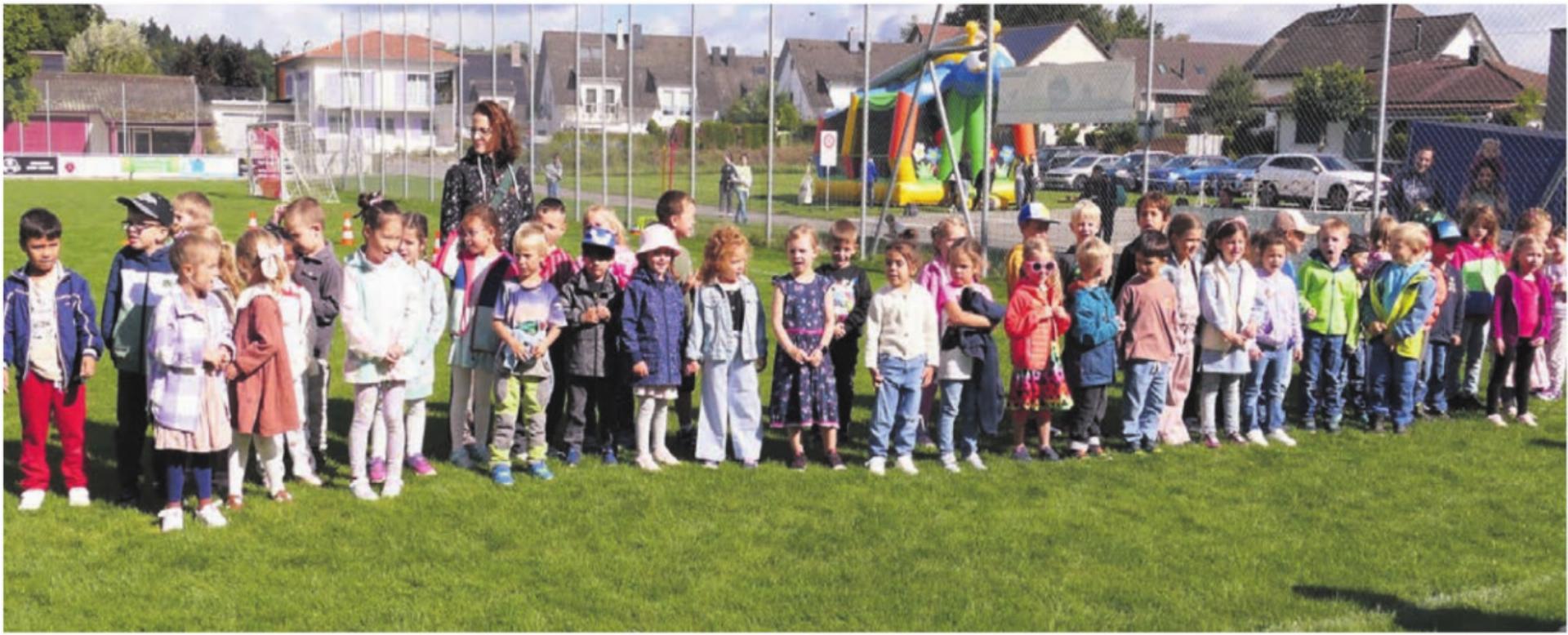 Mit frohen Gesängen der Kindergärtler wurden die Festivitäten eröffnet. Bild: tre - Das Bild wird blockiert. – Möglicherweise durch einen aktiven Adblocker.