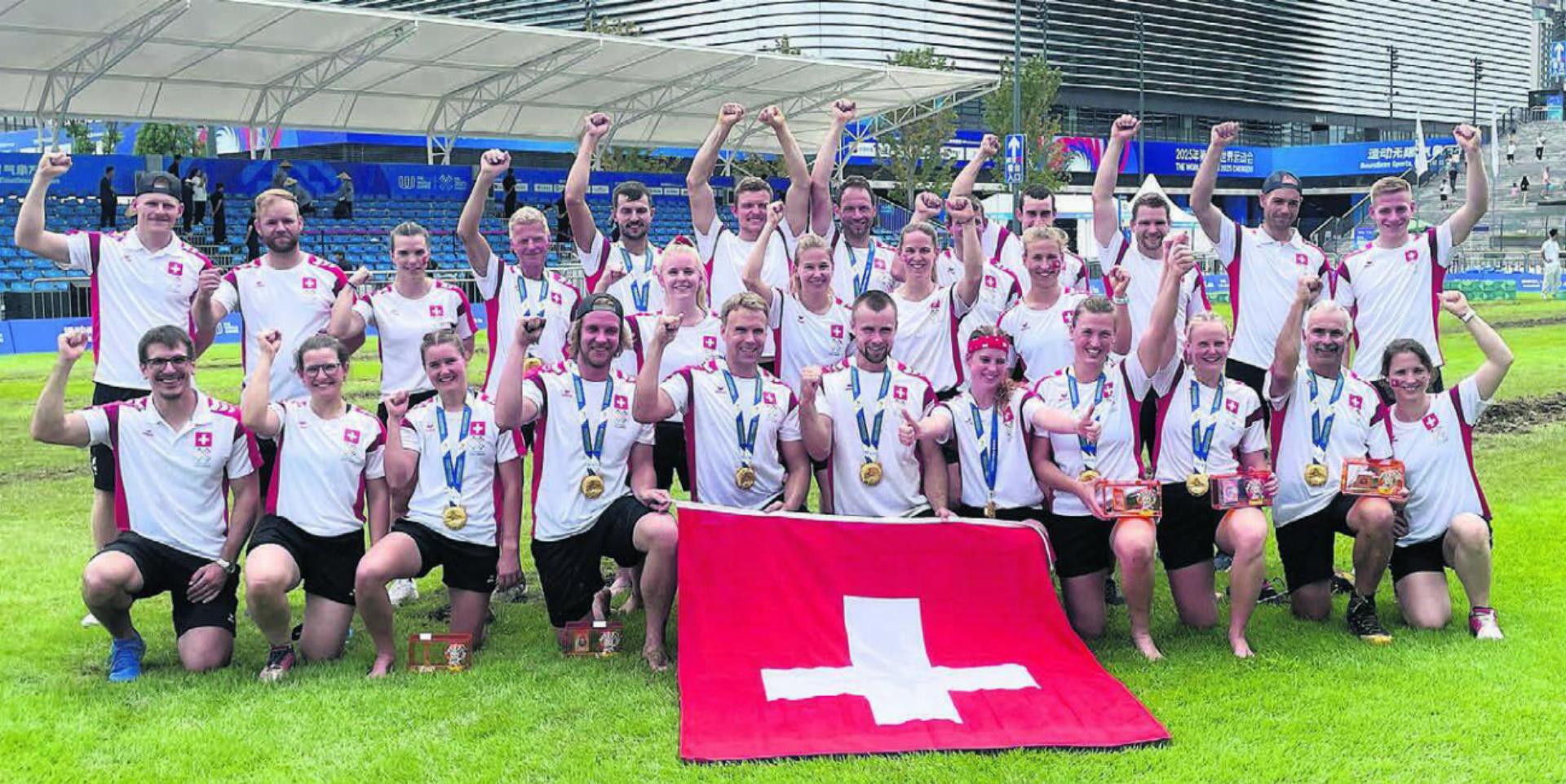 Drei Medaillen, zweimal Silber, einmal Gold. Die Schweiz stellte die erfolgreichste Delegation im Seilziehen an den World Games in China. Mit Sarah Villiger, Elena Beier, Emanuel Zumbühl, Melanie Villiger, Jeremias Zumbühl und Markus von Flüe als Coach waren gleich sieben Sinser Teil der erfolgreichen Truppe. Bild: Pirmin Steinmann - Das Bild wird blockiert. – Möglicherweise durch einen aktiven Adblocker.