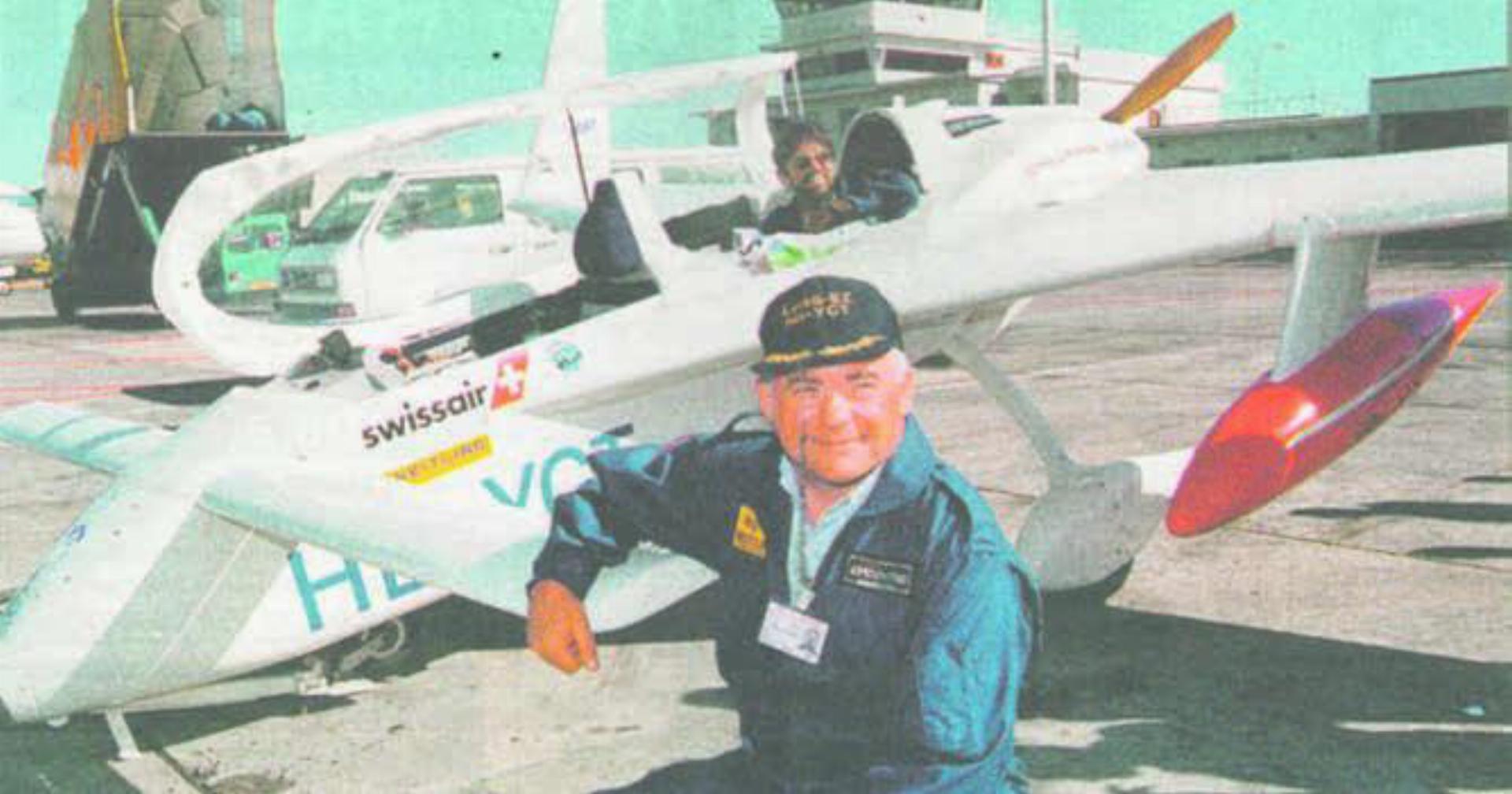 Hans Georg Schmid zusammen mit TV-Mann Stefan Klapproth 1997. Nun will der Freiämter Pilot doppelt die Welt umrunden. Bild: Archiv