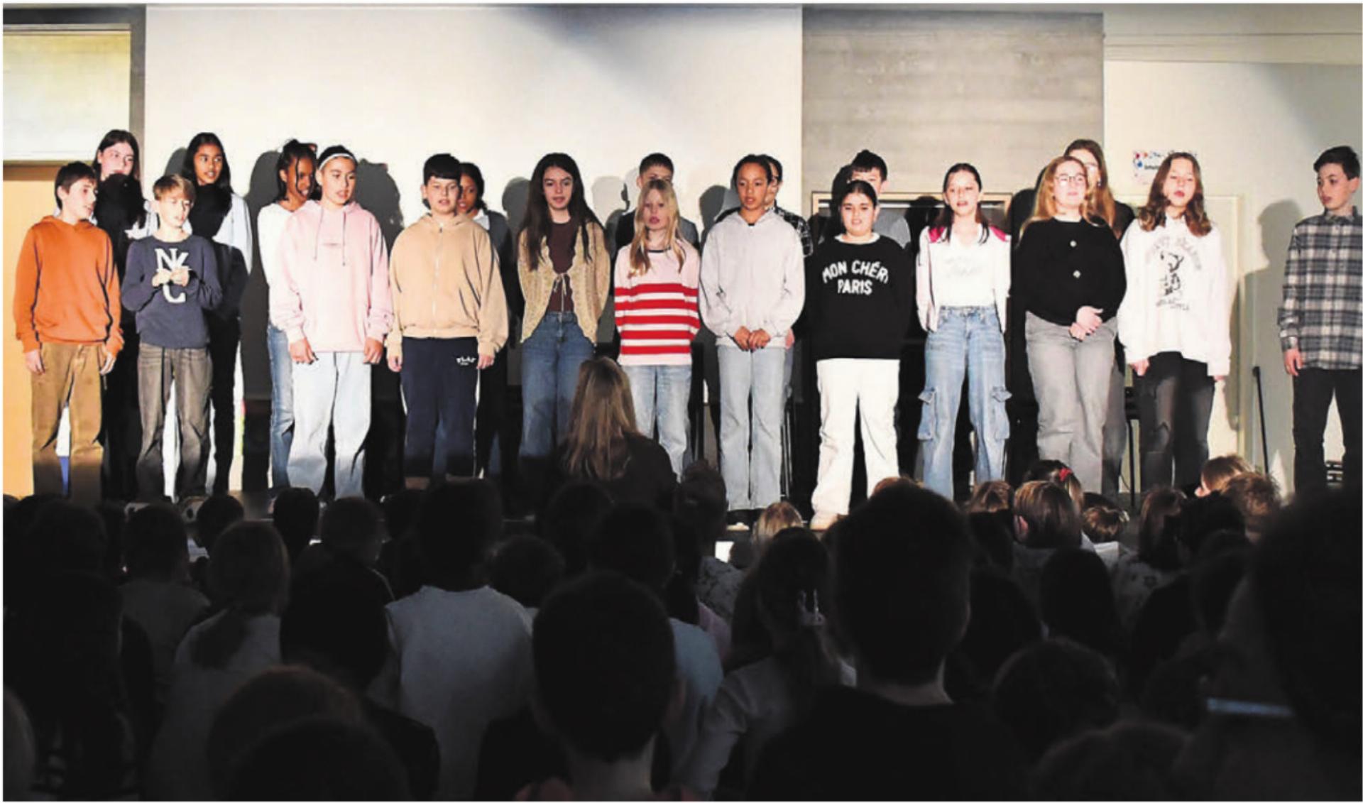 Die Schülerinnen und Schüler von Monique Geissmann führen das Musical «Revolte» auf. Bilder: Monica Rast - Das Bild wird blockiert. – Möglicherweise durch einen aktiven Adblocker.